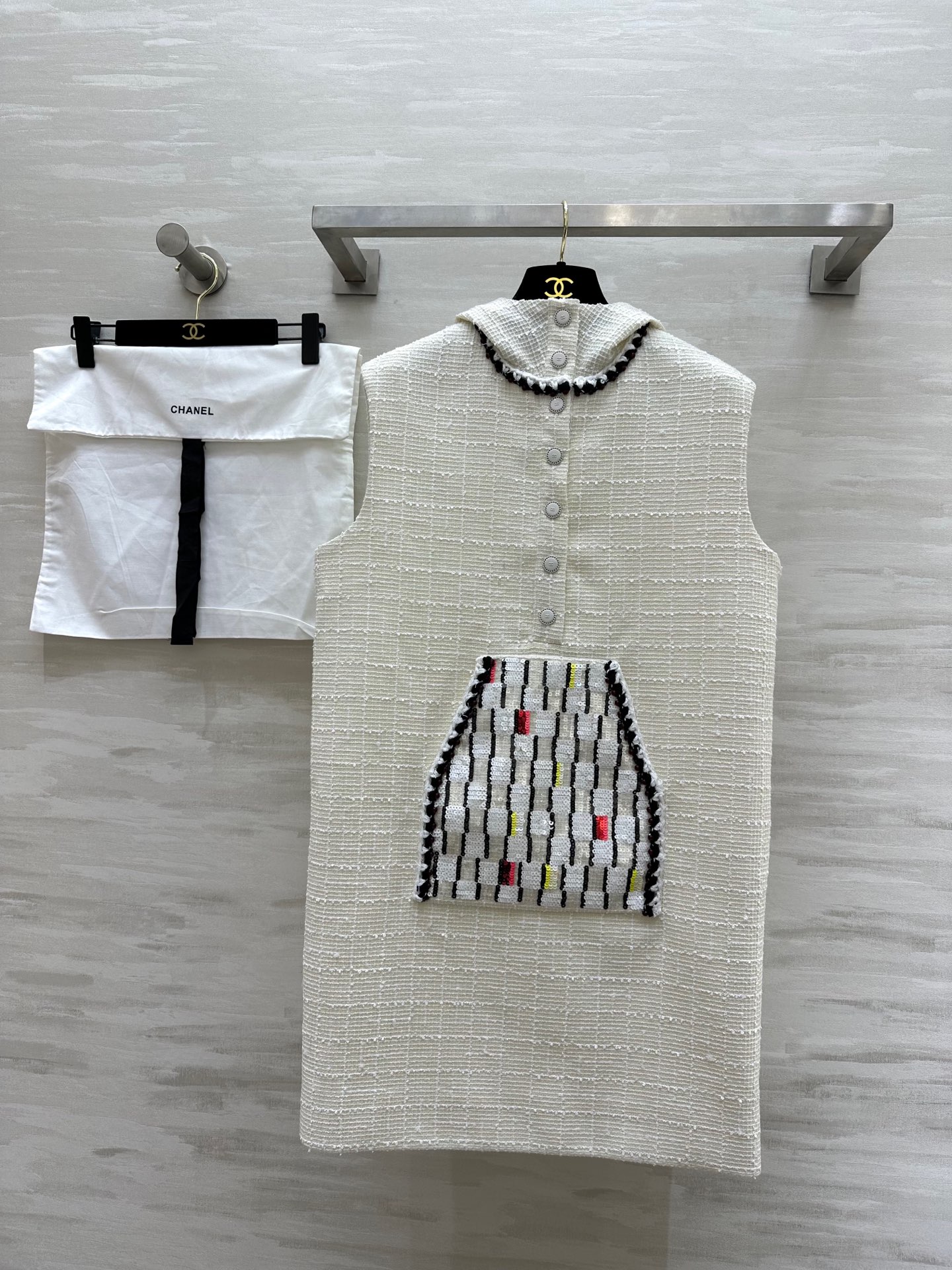 NO:297935,#CHANEc early spring new style hooded sequin sleeveless rough hooded dress original purchase and development Heavy industry pure handmade bead embroidery high quality spot first-time size36/38/40, chanel, skirts,hats,alexander wang19860909#CHANEc早春新款 连帽亮片无袖粗纺连帽连衣裙 原版购入开发 重工纯手工珠片刺绣 高品质 现货首发size36/38/40,,chanel,skirts,hats,alexander wang,Women's clothing