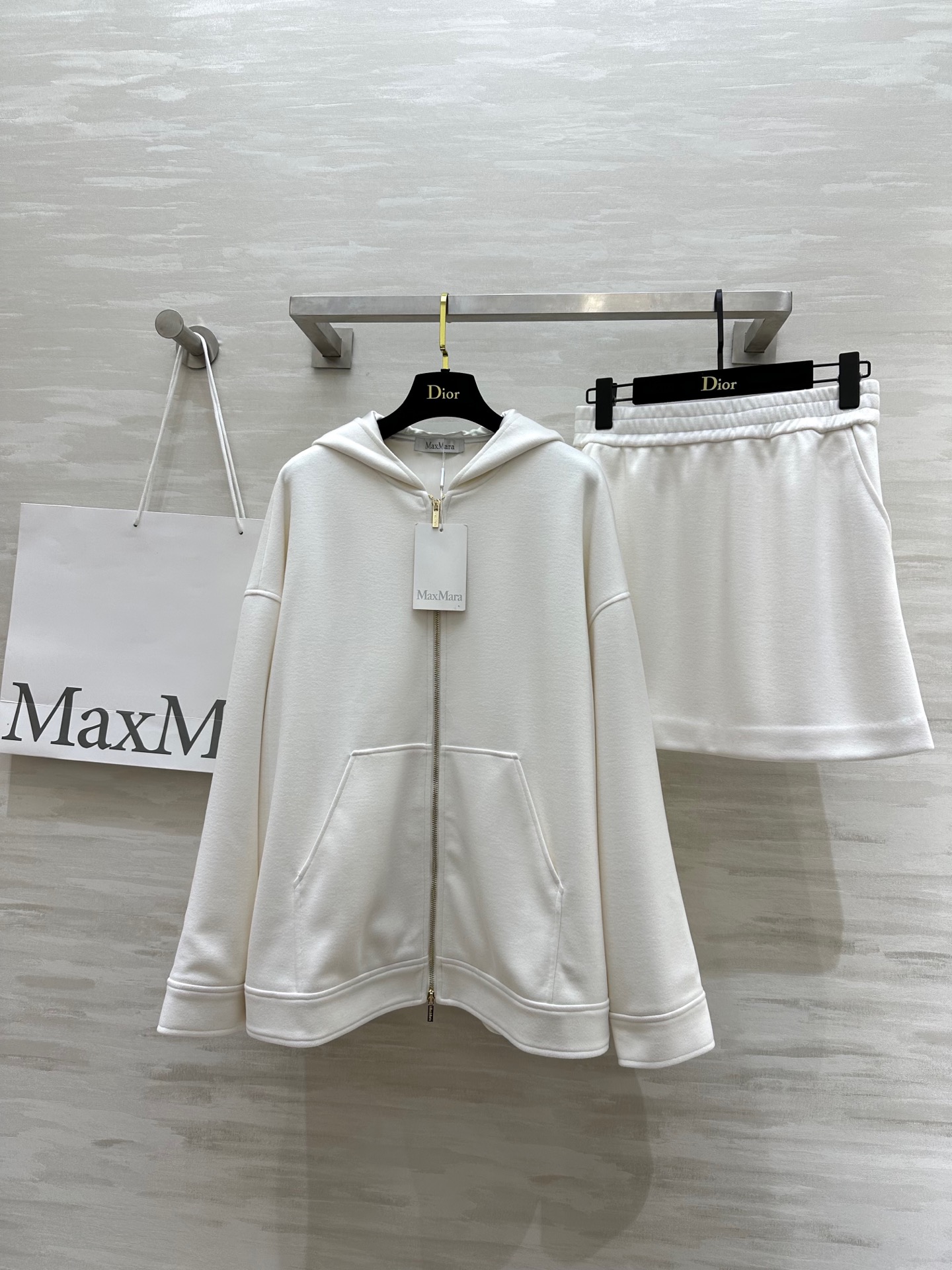 NO:297917,MaxMara｜New BF sports style set High-quality spot first launch sizeS/M/L,,alexander wang19860909MaxMara｜新品BF运动风套装 高品质现货首发sizeS/M/L,,alexander wang,Women's clothing