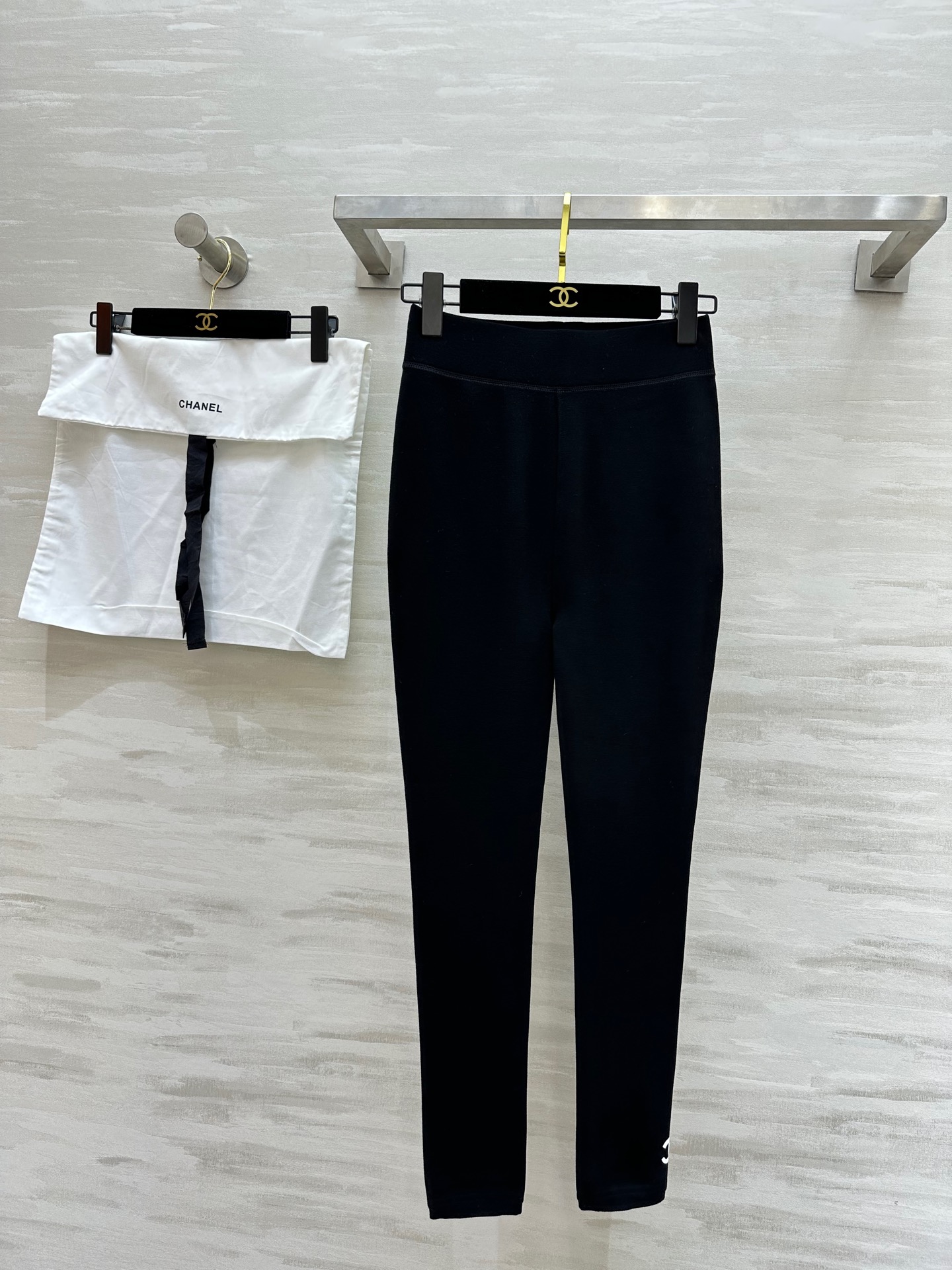 NO:297887,King's Black Pants, Middle Ages Series, Thickened Baby Fleece Heating Extra Large Stretch One-Stand Nine-Cross Pants Leggings Super fashionable and super good-looking, customized baby fleece Heating Function in the Inner, Skin-friendly and Comfortable, Good Warm and Medium-high Waist Style with abdomen and a hip lift, Super High-Strength Within 160 catties, Easy to hold!  High-quality customization Sisters rush!  SizeS/M/L is available in stock and is highly elastic!  ,alexander wang19860909王炸小黑裤 中古系列 加厚婴儿绒发热超大弹力一字档九分裤 打底裤 超级时髦 超级好看 内里定制婴儿绒发热功能 亲肤舒适 保暖度嘎嘎的好中高腰版型收腹提臀 超高弹力160斤内轻松hold住！高品质定制 姐妹们冲起来！现货发售sizeS/M/L高弹力！,,alexander wang,Women's clothing