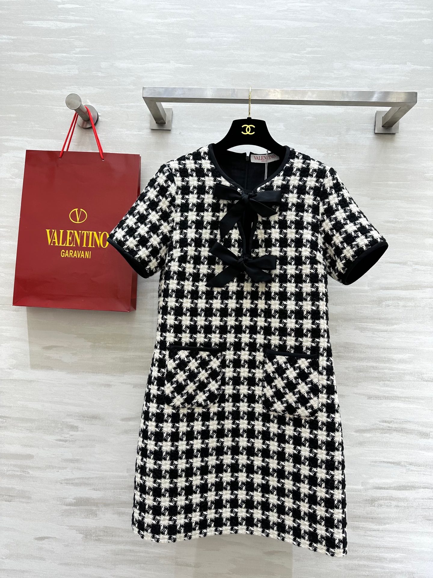 NO:320138,#VALENTIN early spring new style houndstooth wool short-sleeved dress with sweet neckline and sweet bow embellishment. The three-dimensional tailoring is very fashionable and slim. High-quality customization. Spot sizeS/M/L/XL (M size shoulder width 36, bust 90, skirt length 86), valentino, skirts, T-shirt, alexander wang19860909#VALENTIN早春新款 千鸟格羊毛短袖连衣裙 领口甜美蝴蝶结点缀甜美可爱 立体剪裁上身非常时髦显瘦 高品质定制 现货首发sizeS/M/L/XL（M码肩宽36,胸围90,裙长86）,,valentino,skirts,T-shirt,alexander wang,Women's clothing