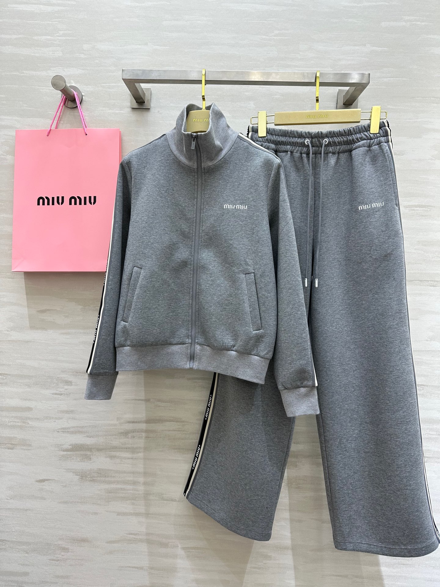 NO:314985,#Miumi new casual suit Baseball jacket design handsome and fashionable three-dimensional tailoring style high-quality customization spot first-time sizeS/M/L (Size S shoulder width 39, bust 96, 56 clothes length, 64 trousers waist circumference 94, 101 trousers length),,miumiu, jackets & coats,alexander wang19860909#Miumi新款 休闲套装 棒球夹克式设计帅气时髦 立体剪裁版型 高品质定制 现货首发sizeS/M/L（S码肩宽39,胸围96,衣长56,裤子腰围64,臀围94,裤长101）,,miumiu,jackets & coats,alexander wang,Women's clothing