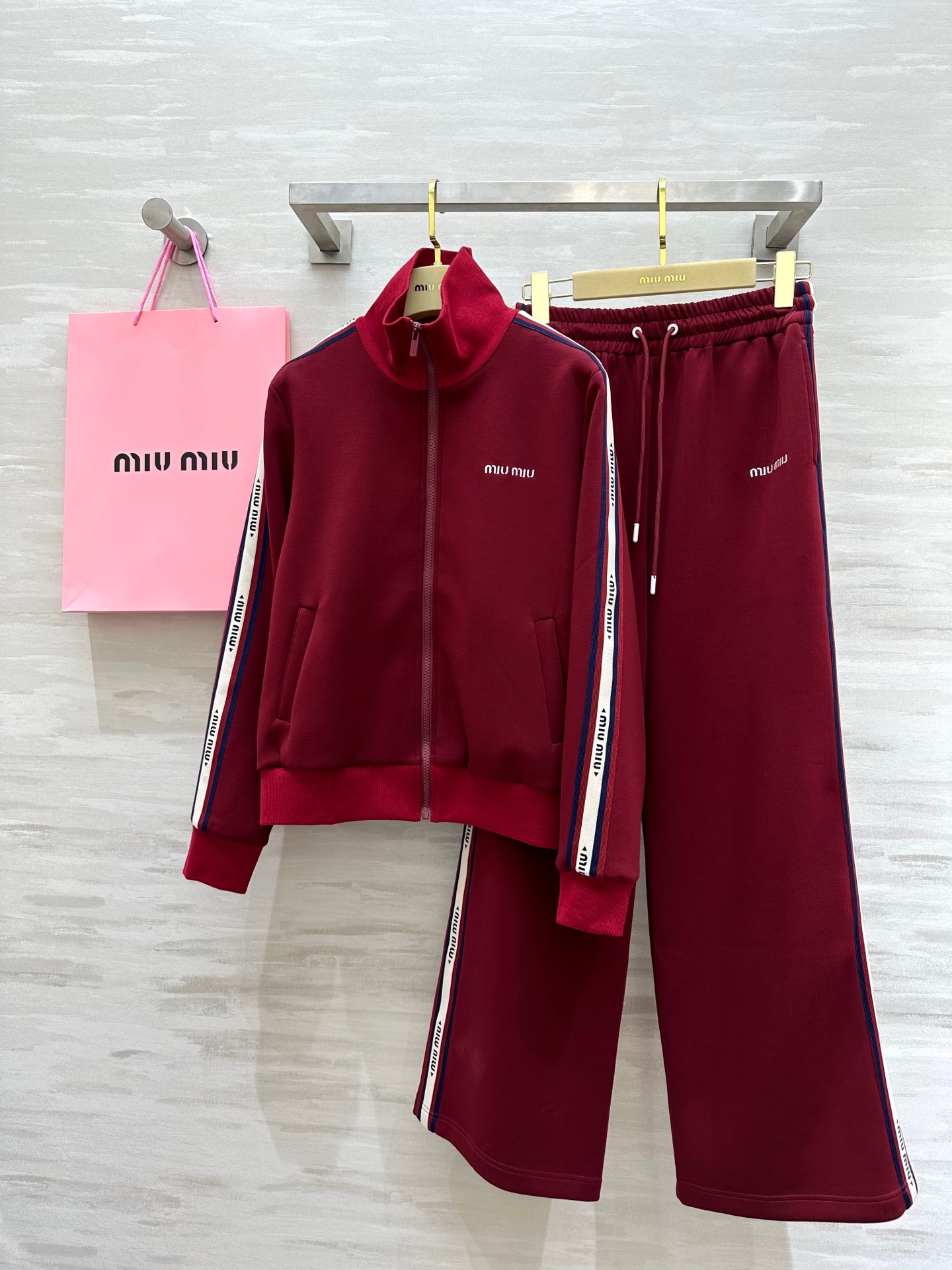 NO:314991,#Miumi new casual suit Baseball jacket design handsome and fashionable three-dimensional tailoring style high-quality customization spot first-time sizeS/M/L (Size S shoulder width 39, bust 96, 56 clothes length, 64 trousers waist circumference 94, 101 trousers length),,miumiu, jackets & coats,alexander wang19860909#Miumi新款 休闲套装 棒球夹克式设计帅气时髦 立体剪裁版型 高品质定制 现货首发sizeS/M/L（S码肩宽39,胸围96,衣长56,裤子腰围64,臀围94,裤长101）,,miumiu,jackets & coats,alexander wang,Women's clothing