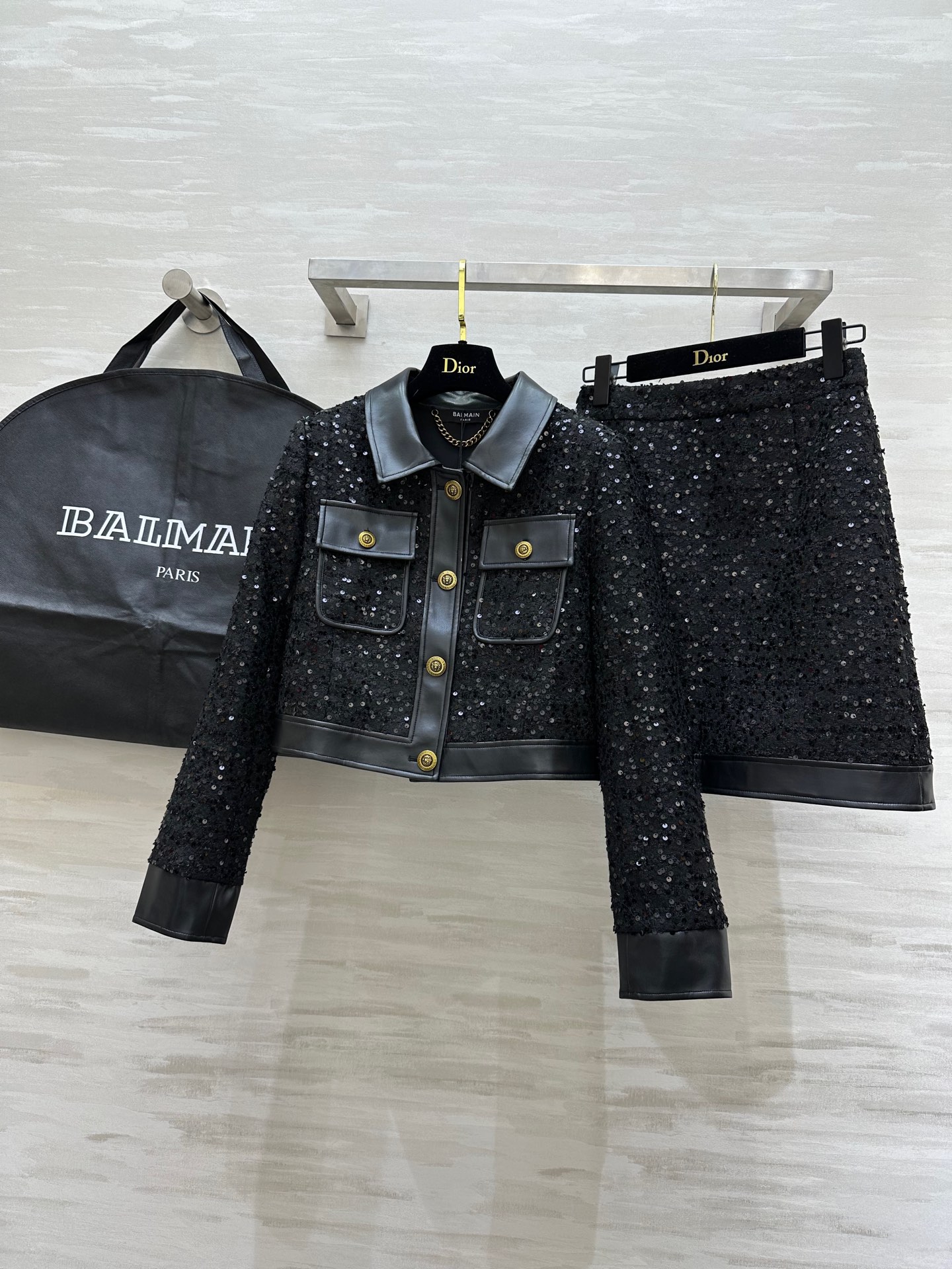 NO:313513,#BALMAI Heavy Industry Bead Tablet Set Environmentally friendly leather splicing embellishment modern and fashionable Shining Bead Tablet BulingBuling Three-dimensional tailoring top body looks very slim High-quality customization Spot sizeS/M/L (size s size 37 shoulder width, bust 92, 49 length, skirt waist 68, skirt length 47), ,balmain, skirt 68, skirt length 47), ,balmain, skirt ,alexander wang19860909#BALMAI重工珠片套装 环保皮拼接点缀摩登时髦 闪耀珠片BulingBuling 立体剪裁版型上身非常显瘦 高品质定制 现货首发sizeS/M/L（s码肩宽37,胸围92,衣长49,半裙腰围68,裙长47）,,balmain,skirts,alexander wang,Women's clothing