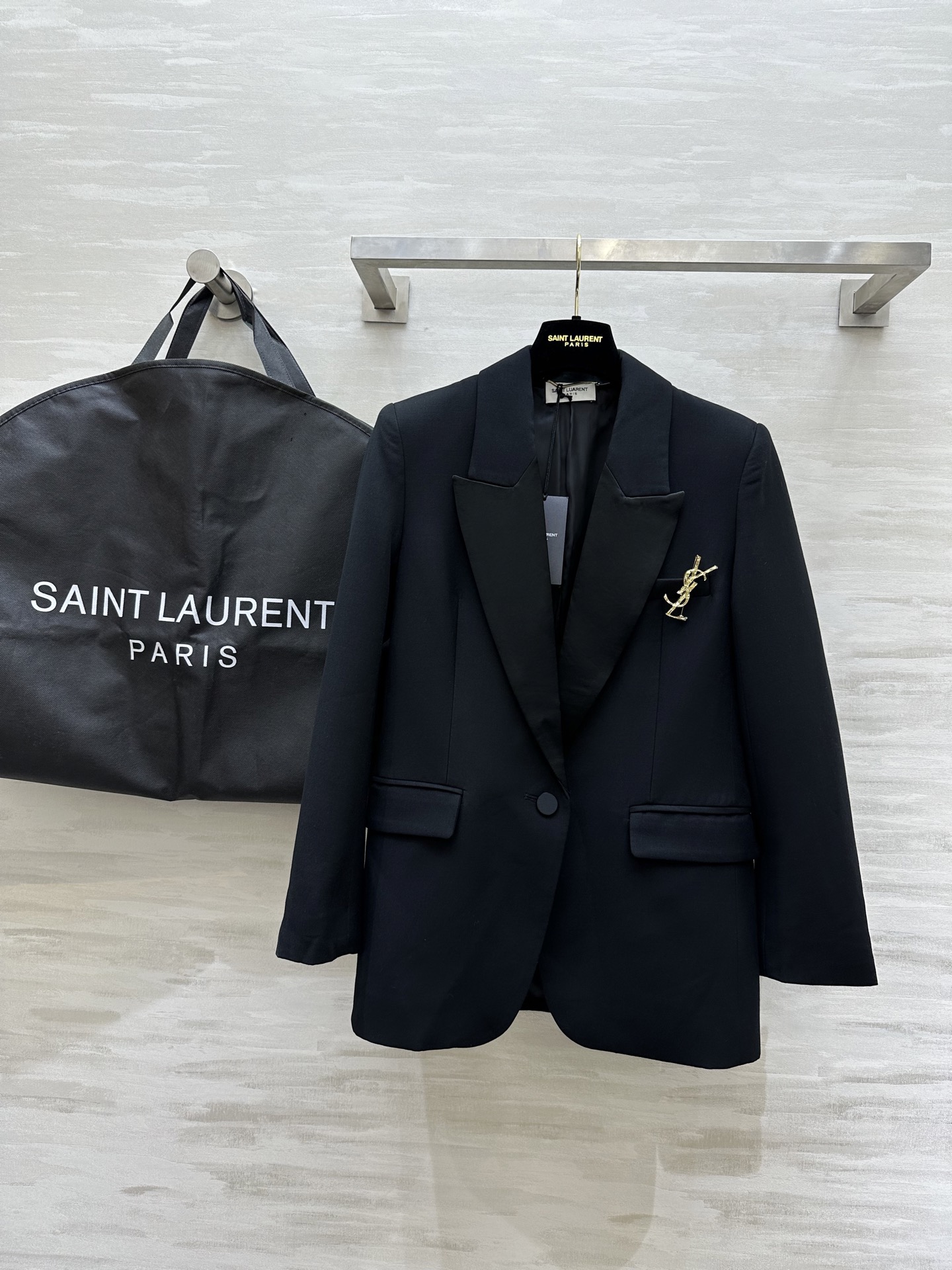 NO:313519,#ysl hit style, minimalist buckle, woolen collar suit jacket, customized wool fabric, skin-friendly and comfortable, three-dimensional tailoring, super slim upper body, exquisite and high-quality customization () spot first-time sizeS/M/L/XL (M size shoulder width 37, bust 86, 72, saint laurent, jackets & coats, business suit, brooch, breastpin, alexander wang19860909#ysl爆款 一粒扣极简 戗驳领西装外套 定制羊毛面料亲肤舒适 立体剪裁版型上身超级显瘦 配送胸针精致高级 高品质定制() 现货首发sizeS/M/L/XL（M码肩宽37,胸围86,衣长72,,saint laurent,jackets & coats,business suit,brooch，breastpin,alexander wang,Women's clothing