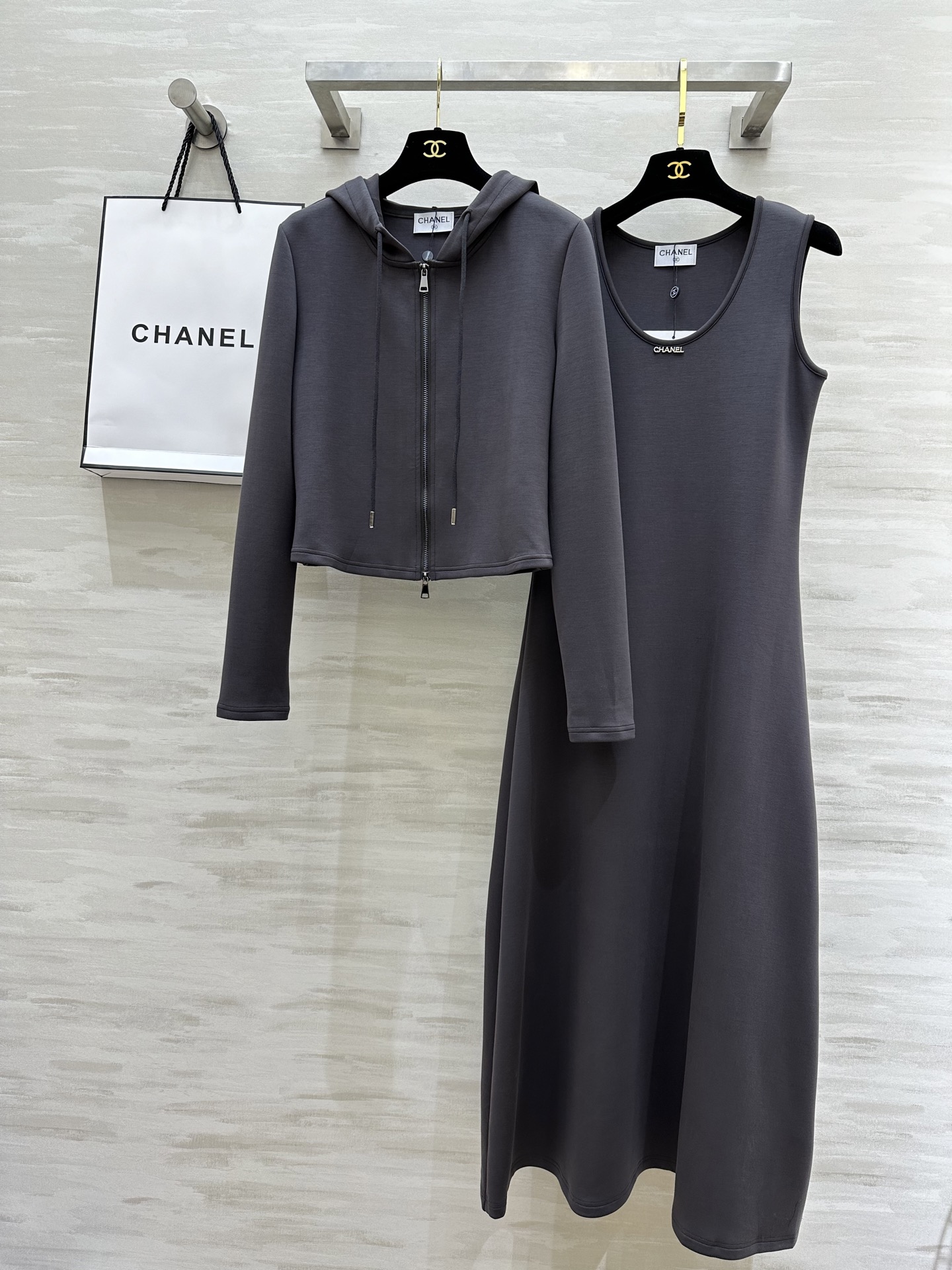 NO:313531,#Chane hooded jacket vest long skirt two-piece suit vest long skirt slim fit custom Tennis fabric skin-friendly and comfortable high-quality customization spot sizeS/M/L (Size S jacket shoulder width 38, bust 90, length 48, suspender bust 84, skirt length 128), chanel, skirts, jackets & coats, hats, alexander wang19860909#Chane连帽外套背心长裙两件套套装 背心长裙修身显瘦 定制天丝面料亲肤舒适 高品质定制 现货首发sizeS/M/L（S码外套肩宽38,胸围90,衣长48,吊带胸围84,裙长128）,,chanel,skirts,jackets & coats,hats,alexander wang,Women's clothing