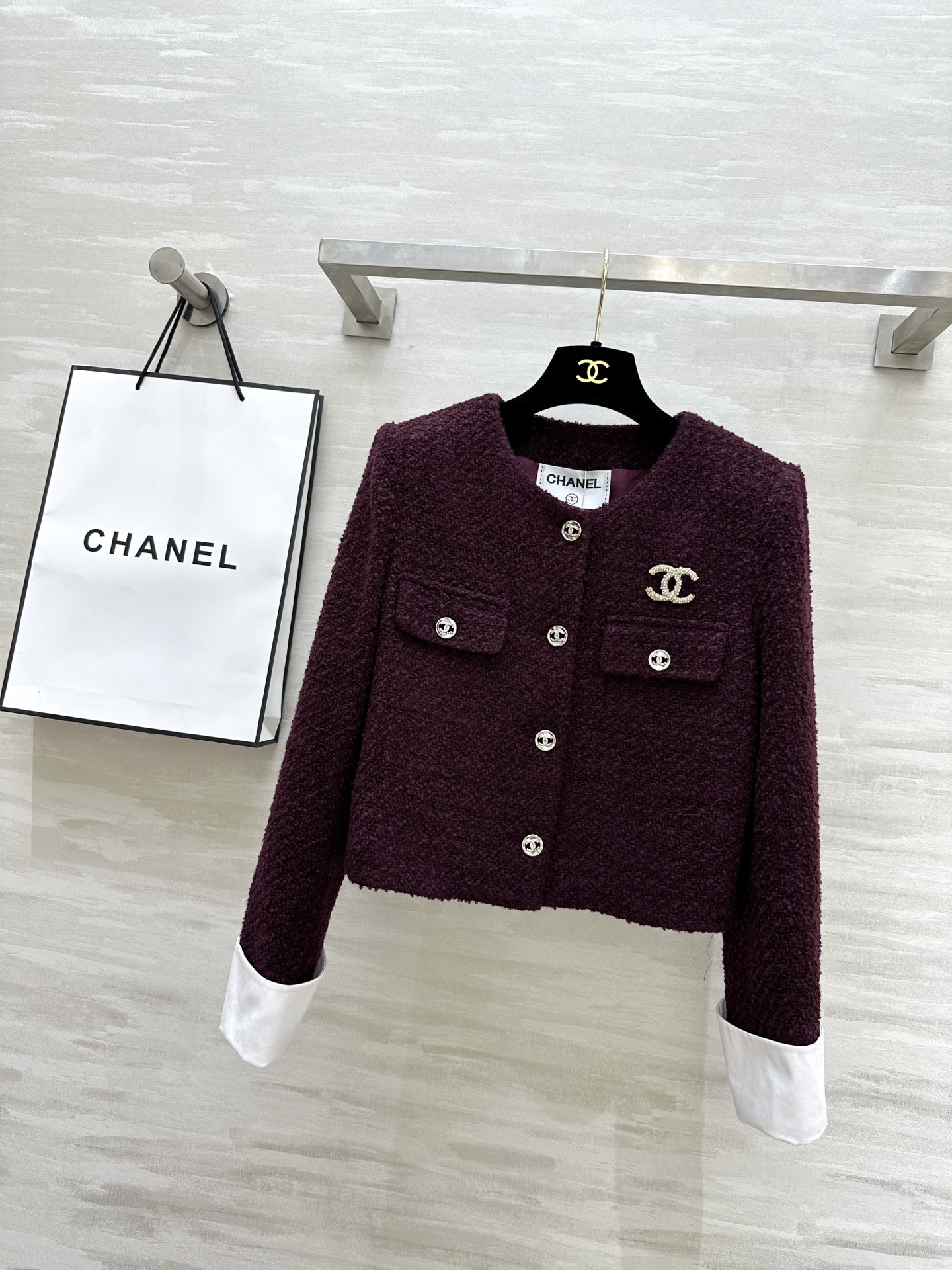 NO:313514,#Chane's new soft tweed jacket, temperamental small round neck, cuffs with contrasting color splicing elements, elegant socialite purple upper body, super skin-skin color, inner camellia jacquard, free double C brooch, high quality customization () spot first size36/38/40 (36 size shoulder width 38, bust 94, 46 length),,chanel, jackets & coats, brooch, breastpin, alexander wang19860909#Chane新款软花呢外套 气质小圆领 袖口采用撞色拼接元素 优雅名媛紫色系上身超级显肤色 内里山茶花提花 赠送双C胸针 高品质定制() 现货首发size36/38/40（36码肩宽38,胸围94,衣长46）,,chanel,jackets & coats,brooch，breastpin,alexander wang,Women's clothing