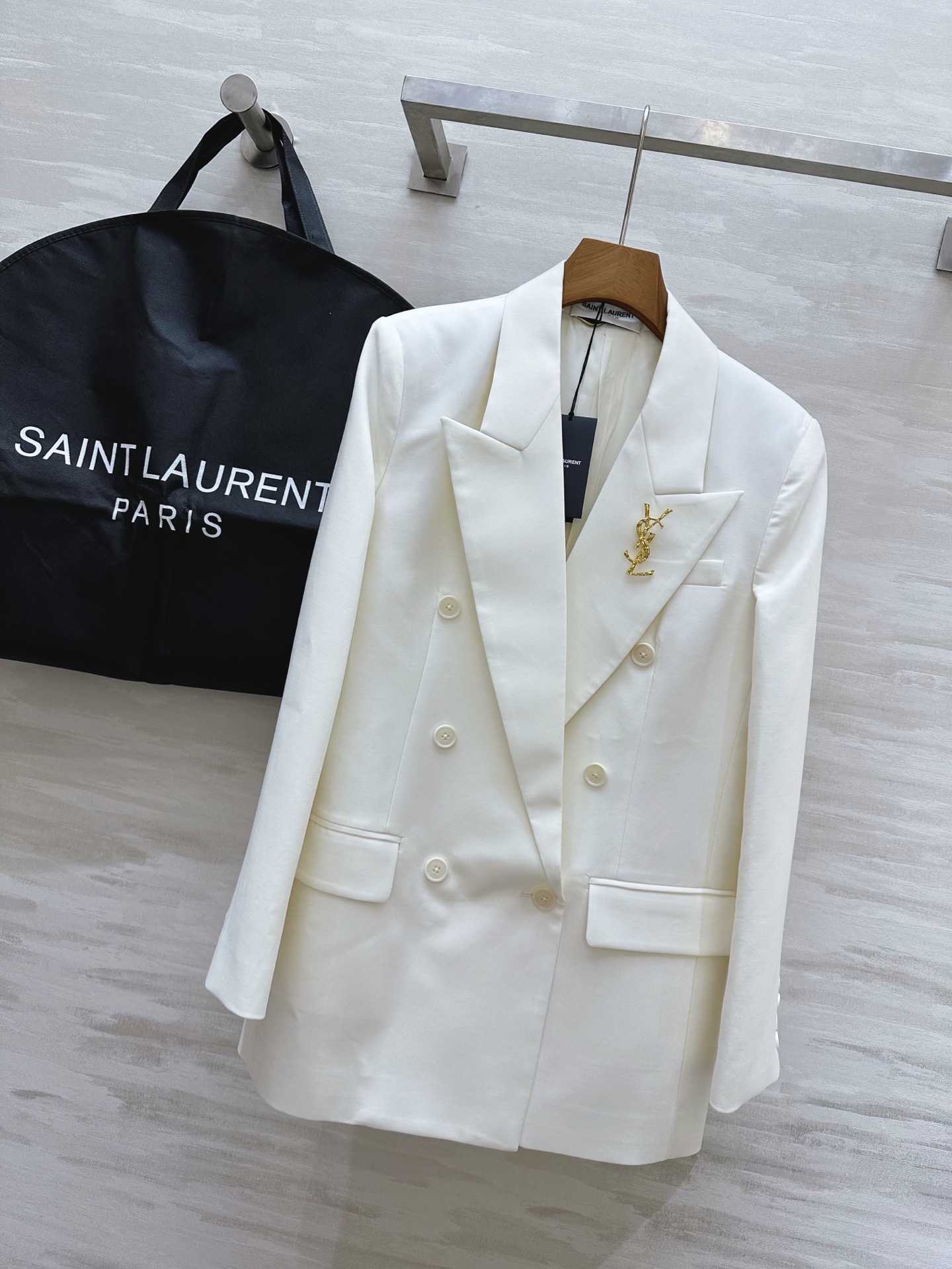 NO:313520,#ysl hot style, wax-necked suit jacket, customized wool fabric, skin-friendly and comfortable, three-dimensional tailoring, top body, super slim, delivery brooch, exquisite and high-quality customization () spot first-time sizeS/M/L/XL (M size shoulder width 38, bust 96, length 75),,saint laurent, jackets & coats, business suit, brooch, breastpin, alexander wang19860909#ysl爆款 戗驳领西装外套 定制羊毛面料亲肤舒适 立体剪裁版型上身超级显瘦 配送胸针精致高级 高品质定制() 现货首发sizeS/M/L/XL（M码肩宽38,胸围96,衣长75）,,saint laurent,jackets & coats,business suit,brooch，breastpin,alexander wang,Women's clothing