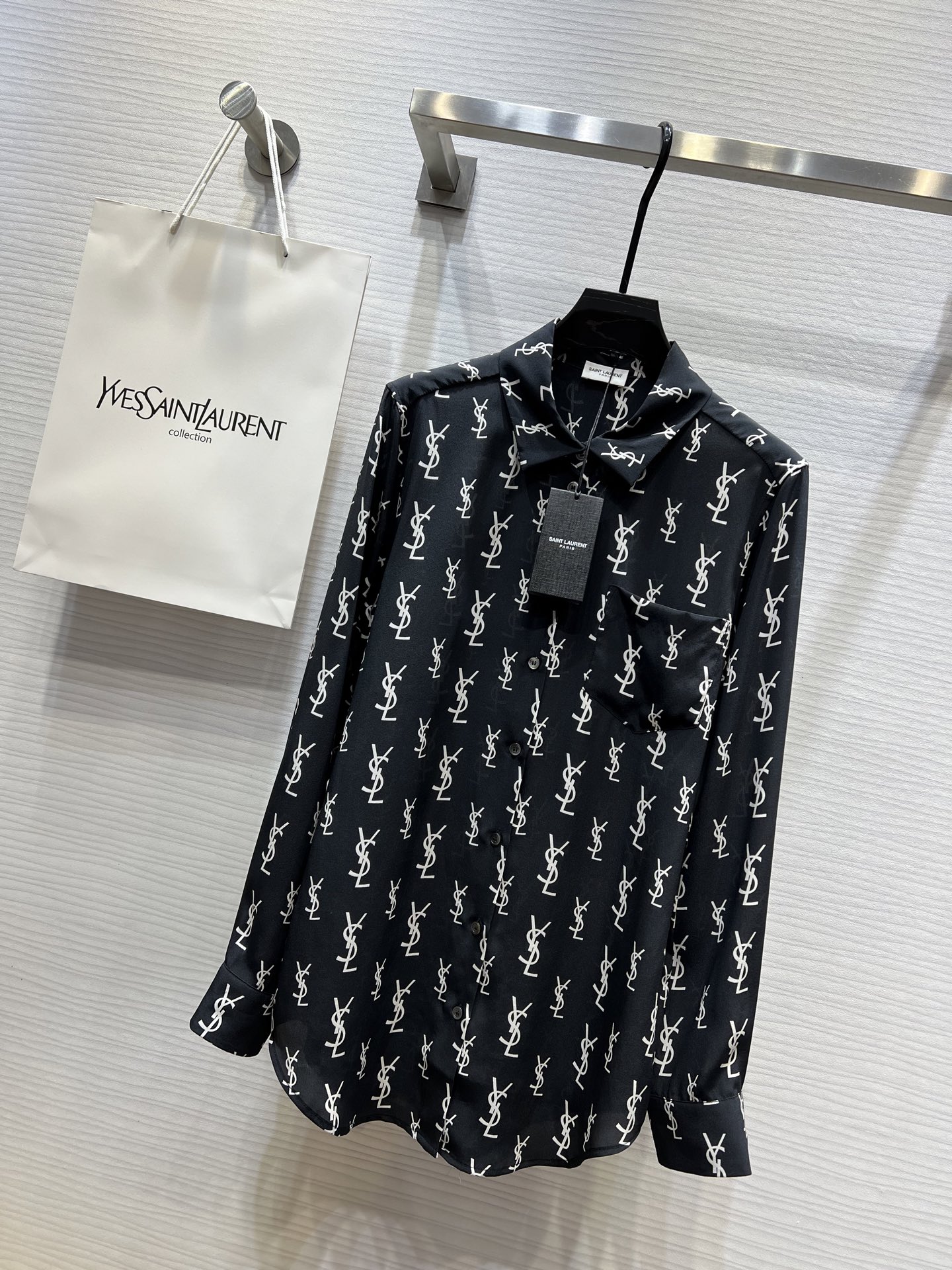 NO:313512,Saint Lauren new ysl letter heavy silk long-sleeved shirt, versatile and not picky, heavy silk texture, casual matching on the upper body makes people excited, turn it into sizeM/L/XL (M size shoulder width 39, bust 102, length 77), saint laurent, saint laurent, shirts, real silk, alexander wang19860909Saint Lauren 新款 ysl字母重磅真丝长袖衬衫 百搭不挑人 重磅真丝质地 上身随意搭配就是让人心动 翻单现货来sizeM/L/XL（M码肩宽39,胸围102,衣长77）,,saint laurent,saint laurent,shirts,real silk,alexander wang,Women's clothing