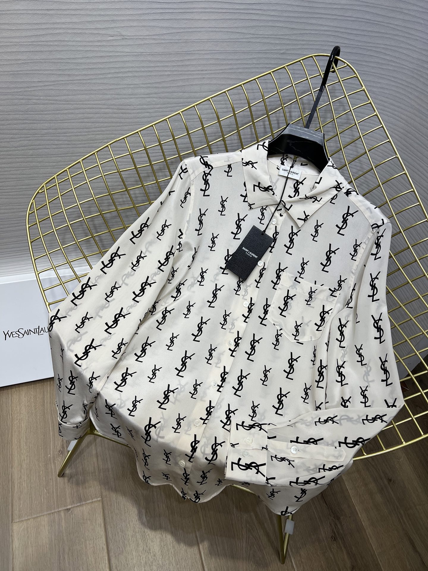 NO:313518,Saint Lauren new ysl letter heavy silk long-sleeved shirt, versatile and not picky, heavy silk texture, casual matching on the upper body makes people excited, turn it into sizeM/L/XL (M size shoulder width 39, bust 102, length 77), saint laurent, saint laurent, shirts, real silk, alexander wang19860909Saint Lauren 新款 ysl字母重磅真丝长袖衬衫 百搭不挑人 重磅真丝质地 上身随意搭配就是让人心动 翻单现货来sizeM/L/XL（M码肩宽39,胸围102,衣长77）,,saint laurent,saint laurent,shirts,real silk,alexander wang,Women's clothing