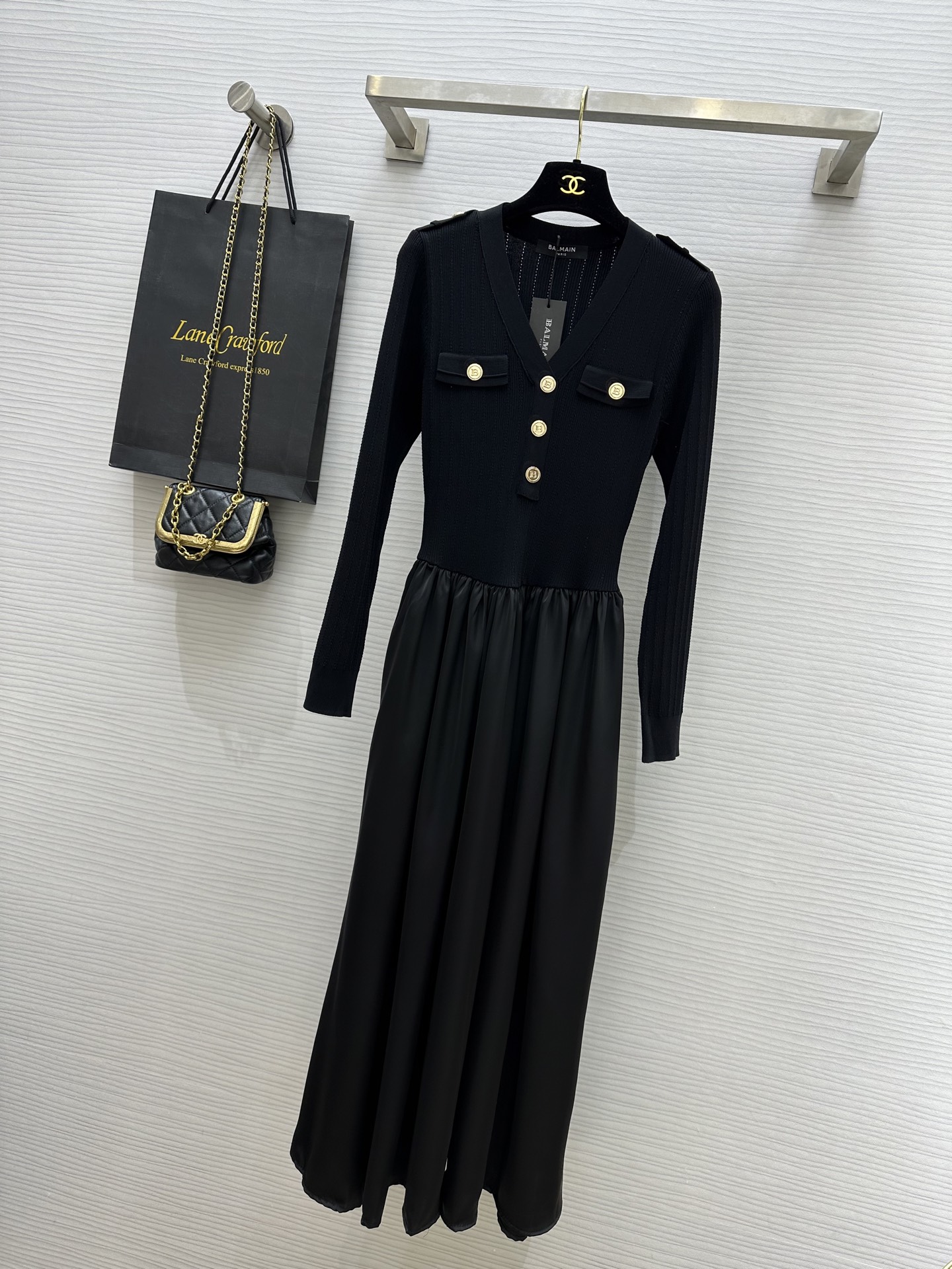 NO:313524,BALMAI*N New Balmain New Dress V-neck Slim Knit Dress Elegant and Fluent V-neck Design!  Elegant and charming, with small gold buttons on the front, full of exquisiteness, large skirt design atmospheric and fashionable, high-quality customization, spot first-time sizeS/M/L/XL (M size shoulder width 37, bust 76, waist 60, skirt length 129),,balmain,balmain,skirts,alexander wang19860909BALMAI*N 新款 巴尔曼新款连衣裙 V领修身针织连衣裙 优雅且流畅的V领设计！优雅迷人 前襟小金扣点缀 精致感满满 大裙摆设计大气时髦 高品质定制 现货首发sizeS/M/L/XL（M码肩宽37,胸围76,腰围60,裙长129）,,balmain,balmain,skirts,alexander wang,Women's clothing