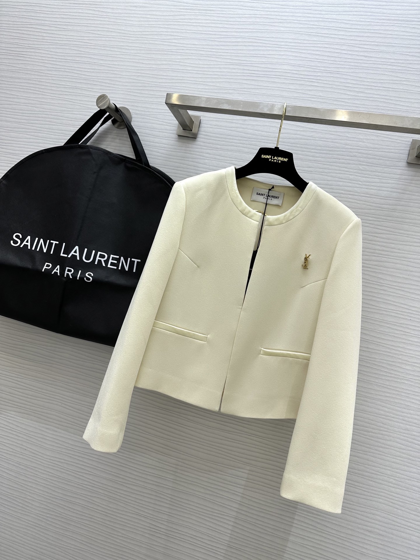 NO:313530,#ysl new style acetate suit jacket minimalist and high-end front ysl metal letter brooch embellishment, exquisite sense of high-end acetic acid fabric full of luxury, three-dimensional tailoring, elegant slimming, high-quality customization, spot first-time sizeS/M/L/XL (M size shoulder width 38, bust 94, 56 length),,saint laurent,jackets & coats,business suit,brooch,breastpin,alexander wang19860909#ysl新款 醋酸西装外套 极简高级 前襟ysl金属字母胸针点缀 精致感十足 高级醋酸面料奢感满满 立体剪裁上身优雅显瘦 高品质定制 现货首发sizeS/M/L/XL（M码肩宽38,胸围94,衣长56）,,saint laurent,jackets & coats,business suit,brooch，breastpin,alexander wang,Women's clothing