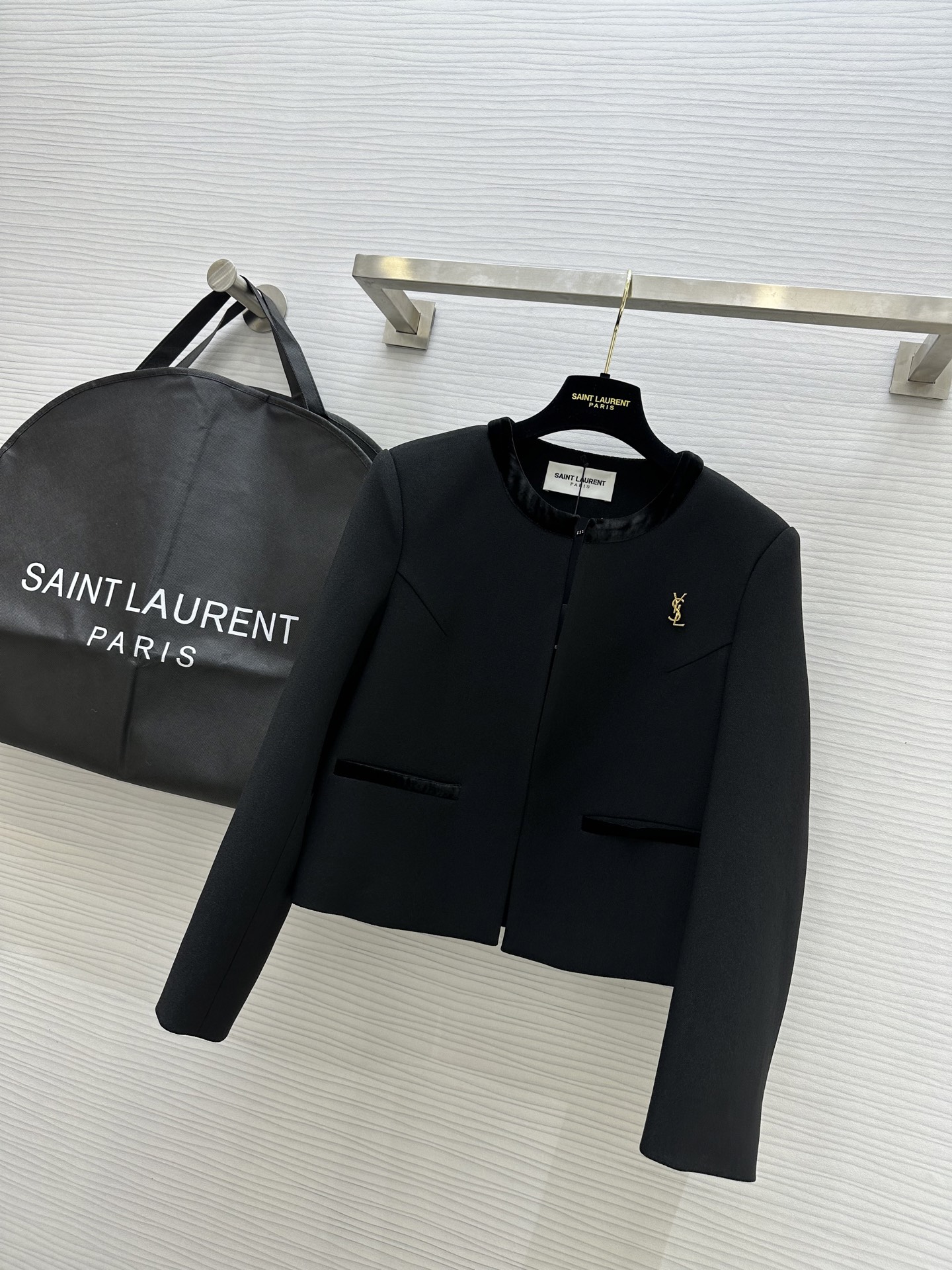 NO:313534,#ysl new style acetate blazer minimalist and high-end front ysl metal letter brooch embellishment, exquisite sense of high-end acetic acid fabric full of luxury, three-dimensional tailoring, elegant slim upper body, high quality customization, spot first-time sizeS/M/L/XL (M size shoulder width 38, bust 94, 5-length, saint laurent, jackets & coats, business suit, brooch, breastpin, alexander wang19860909#ysl新款 醋酸西装外套 极简高级 前襟ysl金属字母胸针点缀 精致感十足 高级醋酸面料奢感满满 立体剪裁上身优雅显瘦 高品质定制 现货首发sizeS/M/L/XL（M码肩宽38,胸围94,衣长5,,saint laurent,jackets & coats,business suit,brooch，breastpin,alexander wang,Women's clothing