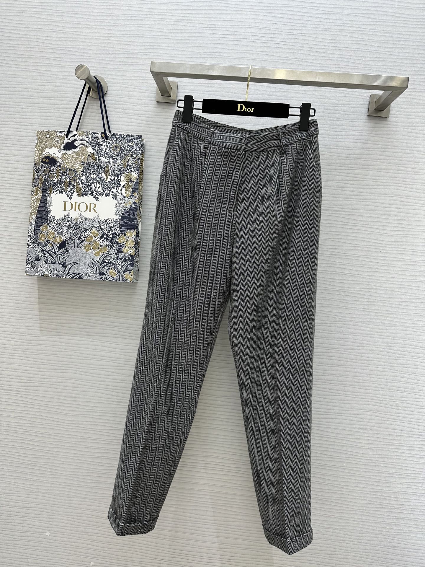 NO:313548,#Dio Elegant Lady trousers Customized heavy wool-blend herringbone fabric Elegant lady temperament Slim and tall on the upper body A must-have item for white and rich beauty High-end and fashionable Original custom hardware accessories High-end gray Sharp feel good High-quality customization () Spot first-time size36/38/40 (36 size waist circumference 66, hip circumference 96, trouser length 100), Dior, alexander wang19860909#Dio优雅Lady西裤 定制重磅羊毛混纺人字纹面料 气质优雅lady气质 上身显瘦又高挑 白富美必备单品 高级又时髦 原版定制五金配件 高级灰色系 挺括感很好 高品质定制() 现货首发size36/38/40（36码腰围66,臀围96,裤长100）,,dior,alexander wang,Women's clothing