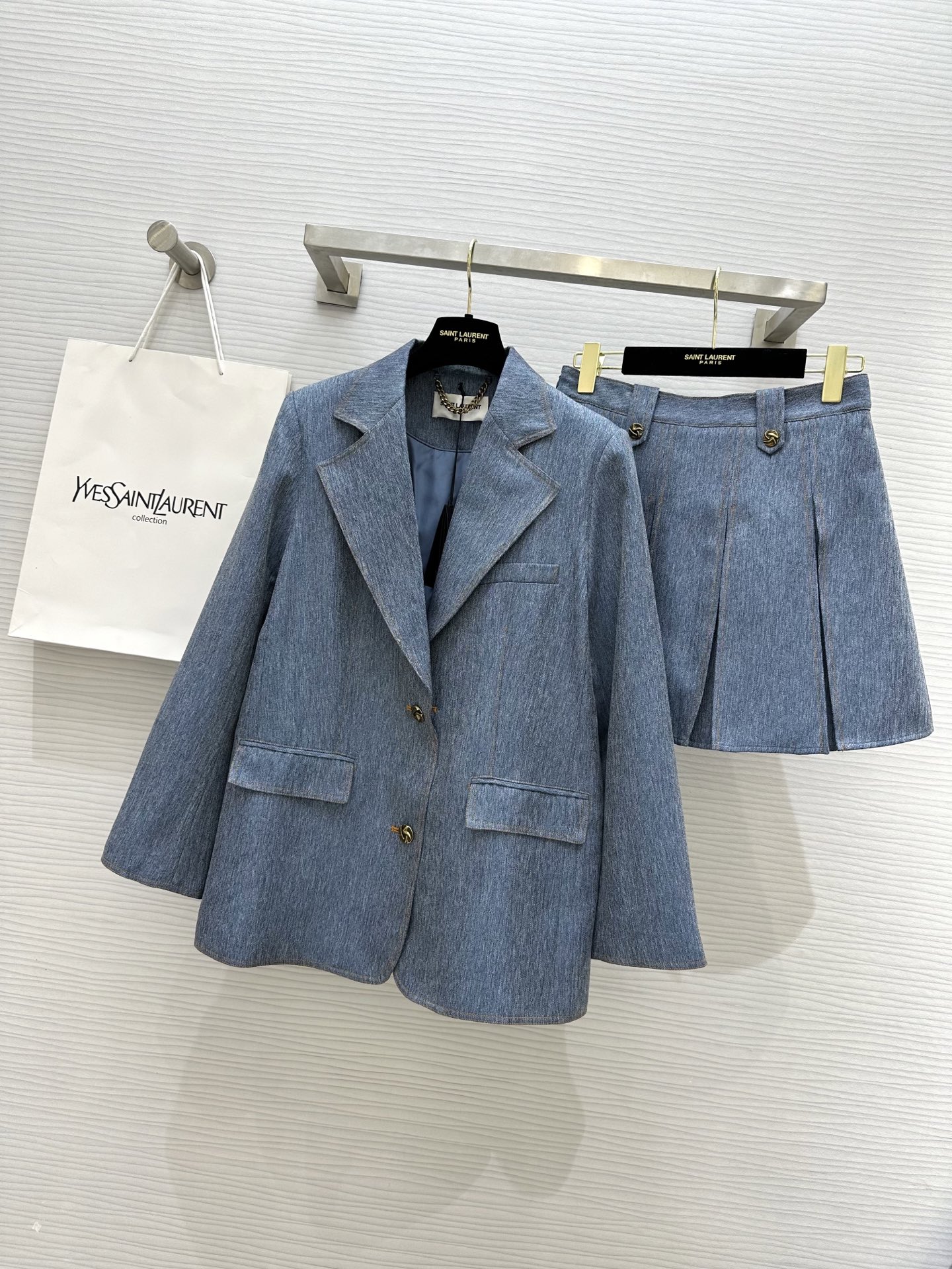 NO:313545,ysl new style blazer suit skirt custom-made unique color weaving process made of different layers of color blends. Cross lines with staggered warp and wefts present high-level texture texture. Atmospheric commuter suit collar. Shoulder pads on the shoulders make the shoulders wide and modify the arm lines. The lower body is matched with a complete set of skirts. High-waist design. Extended proportion. High-quality customization. Spot size()S/M/L (M size shoulder width 38, bust 98, length 75, skirt waist 72, skirt length 40, saint laurent, skirts, jackets & coats, business suit, alexander wang19860909ysl新款 西装外套套装裙 定制独特色织工艺 采用层次不同色系混纺而成 经纬相交错落的十字线条 呈现出高级的肌理纹理 大气通勤西装领 肩部采用垫肩 让肩型阔气又修饰手臂线条 下身搭配成套半裙高级压褶工艺 高腰设计 拉长比例 高品质定制 现货首发size()S/M/L（M码肩宽38,胸围98,衣长75,半裙腰围72,裙长40,,saint laurent,skirts,jackets & coats,business suit,alexander wang,Women's clothing