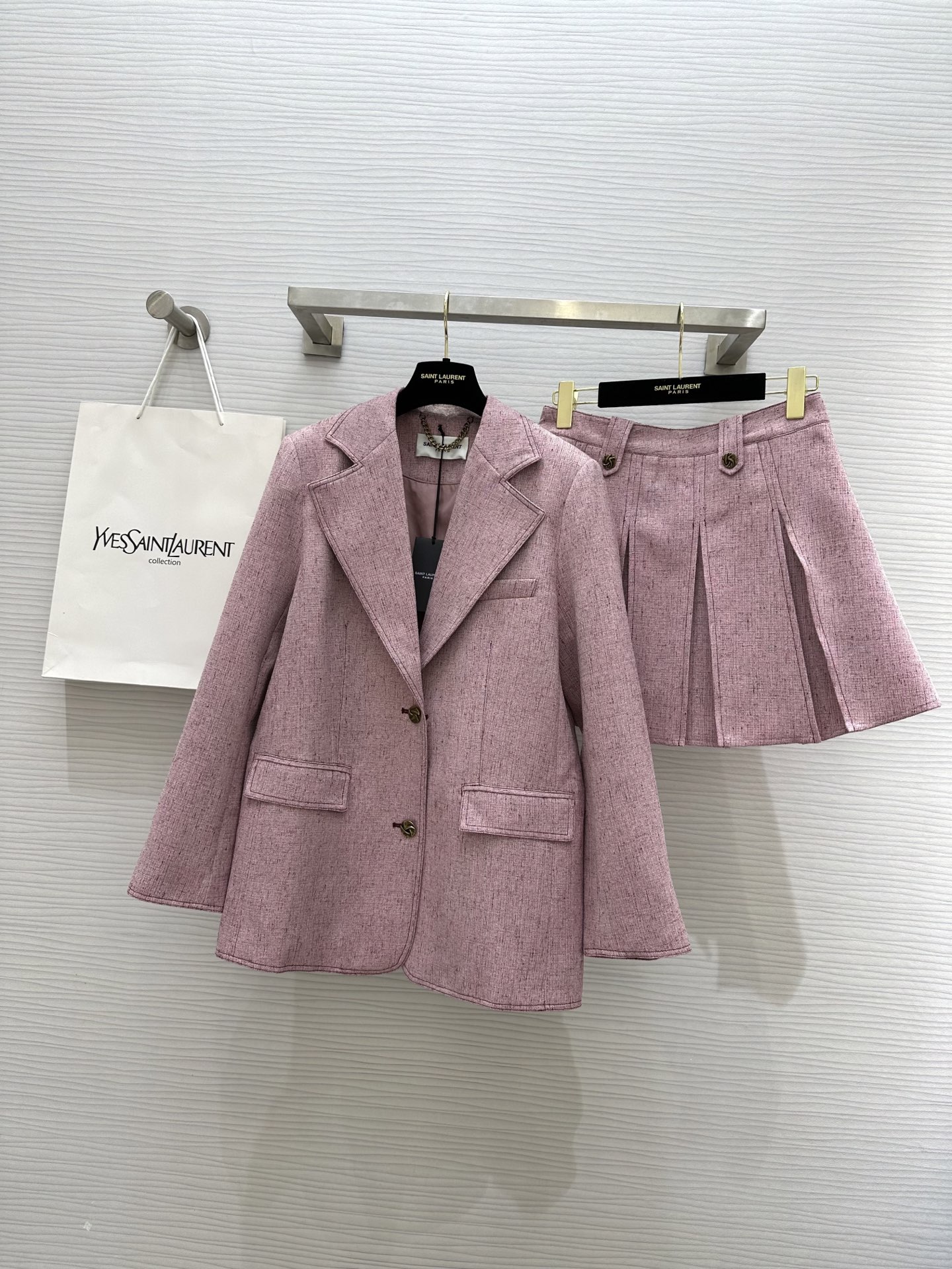 NO:313549,#ysl new style blazer suit skirt Customized unique color weaving process Made of blending different layers of colors Cross lines with staggered warp and wefts present high-level texture texture Atmospheric commuter suit collar Shoulder pads on the shoulders make the shoulder shape wide and modify the arm lines The lower body is matched with a complete set of skirts High-rise pleated craftsmanship High waist design Extended proportion High-quality customization Spot size()S/M/L (M size shoulder width 38, bust 98, length 75, skirt waist 72, skirt length 40), saint laurent, skirt 35, skirt waist 72, skirt length 40), saint laurent, skirt 35, skirt 42, skirt length 40), saint laurent, skirt 45, skirt 45, skirt 46, skirt 40), saint laurent, skirt 45, skirt 46, skirt 48, business suit, alexander wang19860909#ysl新款 西装外套套装裙 定制独特色织工艺 采用层次不同色系混纺而成 经纬相交错落的十字线条 呈现出高级的肌理纹理 大气通勤西装领 肩部采用垫肩 让肩型阔气又修饰手臂线条 下身搭配成套半裙高级压褶工艺 高腰设计 拉长比例 高品质定制 现货首发size()S/M/L（M码肩宽38,胸围98,衣长75,半裙腰围72,裙长40）,,saint laurent,skirts,jackets & coats,business suit,alexander wang,Women's clothing