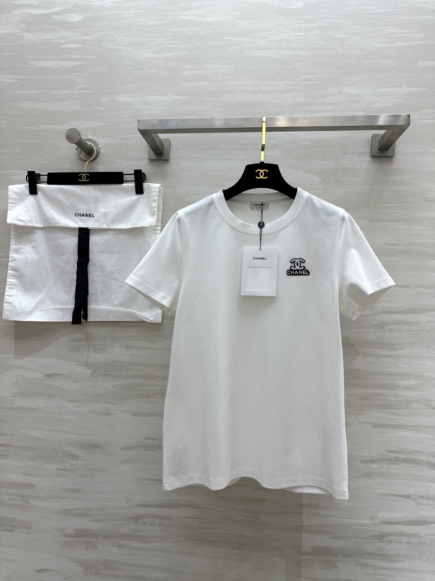 NO:320534,#Chane spring and summer new style Tensel acetate logo embroidered T-shirt Custom fabric is super skin-friendly and comfortable High quality Spot first-time size36/38/40 (38 size shoulder width 36, bust 104, 66, Chanel,tees, t-shirt,alexander wang19860909#Chane春夏新款 天丝醋酸logo刺绣T恤 定制面料超级亲肤舒适 高品质 现货首发size36/38/40（38码肩宽36,胸围104,衣长66,,chanel,tees，t-shirt,alexander wang,Women's clothing