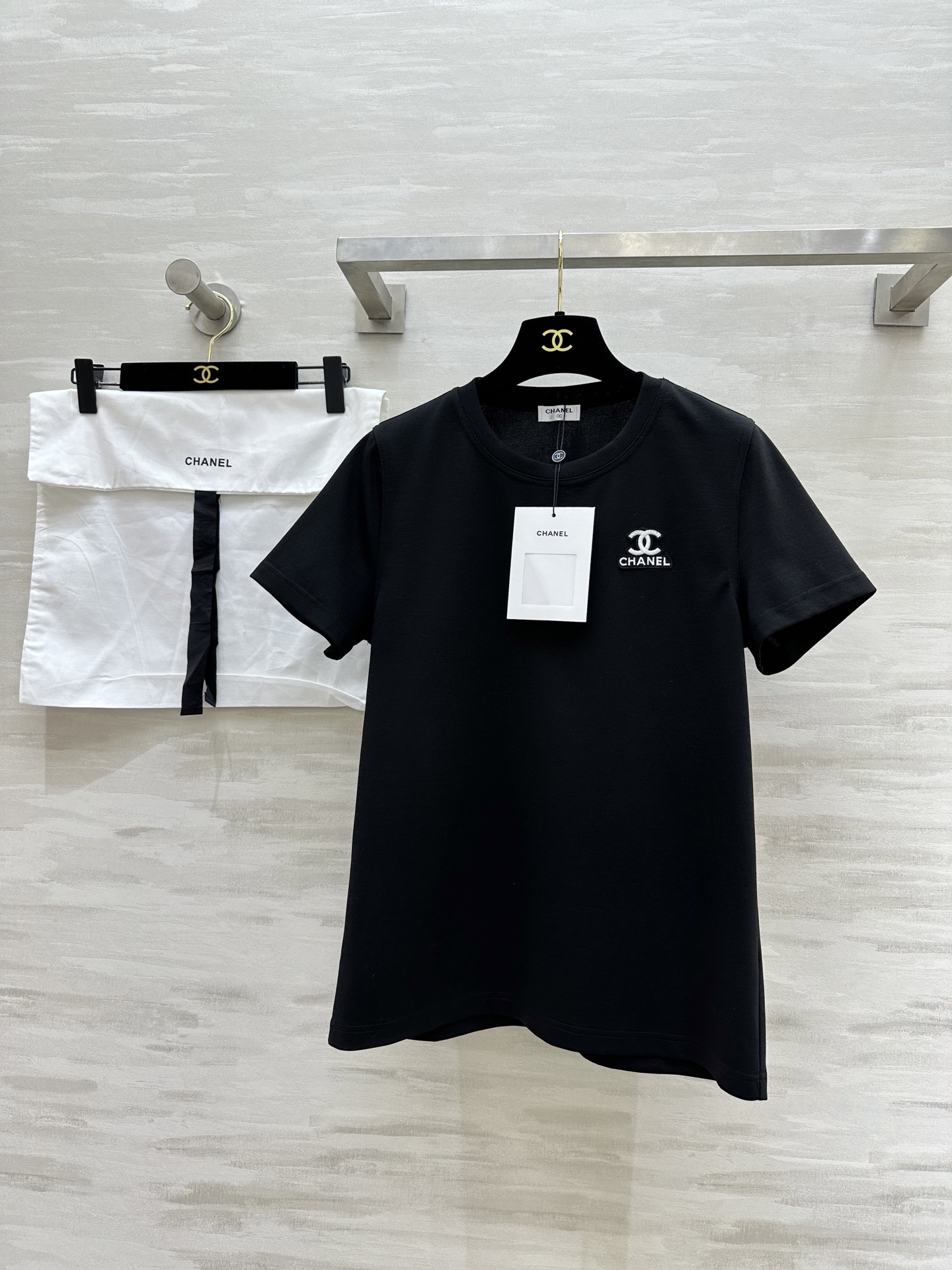 NO:320537,#Chane spring and summer new style Tensel acetate logo embroidered T-shirt Customized fabric is super skin-friendly and comfortable High quality Spot first-time size36/38/40 (38 size shoulder width 36, bust 104, length 66), Chanel,tees, t-shirt,alexander wang19860909#Chane春夏新款 天丝醋酸logo刺绣T恤 定制面料超级亲肤舒适 高品质 现货首发size36/38/40（38码肩宽36,胸围104,衣长66）,,chanel,tees，t-shirt,alexander wang,Women's clothing