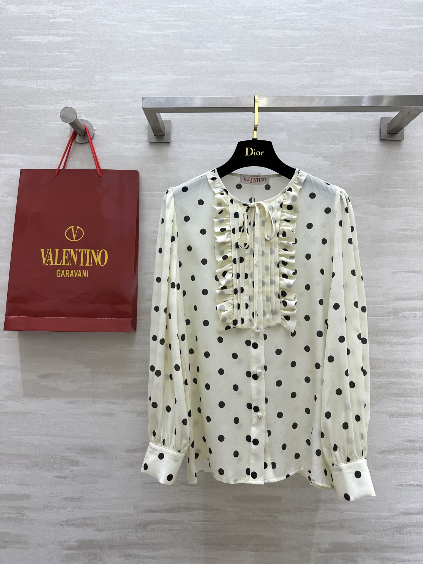 NO:313575,#Valentin early spring new style Heavy industry lace polka dot printed silk shirt Customized polka dot silk fabric Heavy industry palace style lace embellishment High quality Spot first-time sizeS/M/L (M size shoulder width 35, bust 104, 66 length), Valentino, real silk, alexander wang19860909#Valentin早春新款 重工花边波点印花真丝衬衣 定制波点真丝面料 重工宫廷风花边点缀 高品质 现货首发sizeS/M/L（M码肩宽35,胸围104,衣长66）,,valentino,real silk,alexander wang,Women's clothing