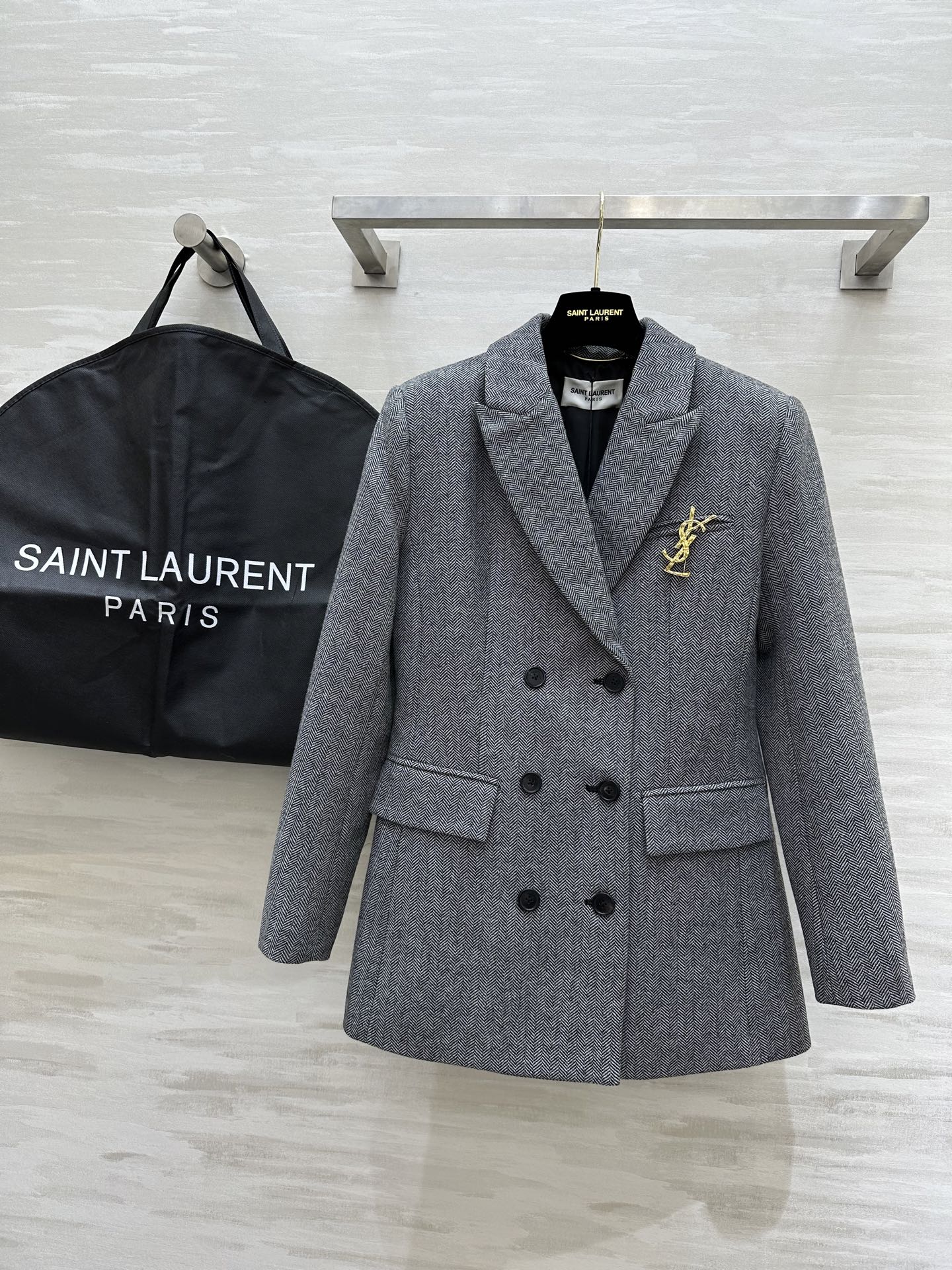 NO:314304,#ysl hits, high-end touching imported wool suit jacket, Ant waist cut comes with a thin waist special effect, can hold any figure, atmospheric herringbone high-end fashion essentials, imported wool fabric, herringbone plaid, both warm and visual and layered, the texture effect of the fabric gradient concave and convex texture, high-end beauty, custom ysl letter brooch exquisite and luxurious, high-quality spot first-time sizeS/M/L/XL (size s size 40 shoulder width, bust 90, waist 78, 76, saint laurent, jackets & coats, brooch, breastpin, alexander wang19860909#ysl爆款 高级感人字纹进口羊毛西服外套 蚂蚁腰剪裁自带细腰特效 任何身材都能hold住 大气人字纹高阶时髦必备 进口羊毛面料 人字纹格路 既保暖又显视觉效果与层次感 面料渐变凹凸的肌理效果 高级绝美 配送定制ysl字母胸针精致奢华 高品质现货首发sizeS/M/L/XL（s码肩宽40,胸围90,腰围78,衣长76,,saint laurent,jackets & coats,brooch，breastpin,alexander wang,Women's clothing