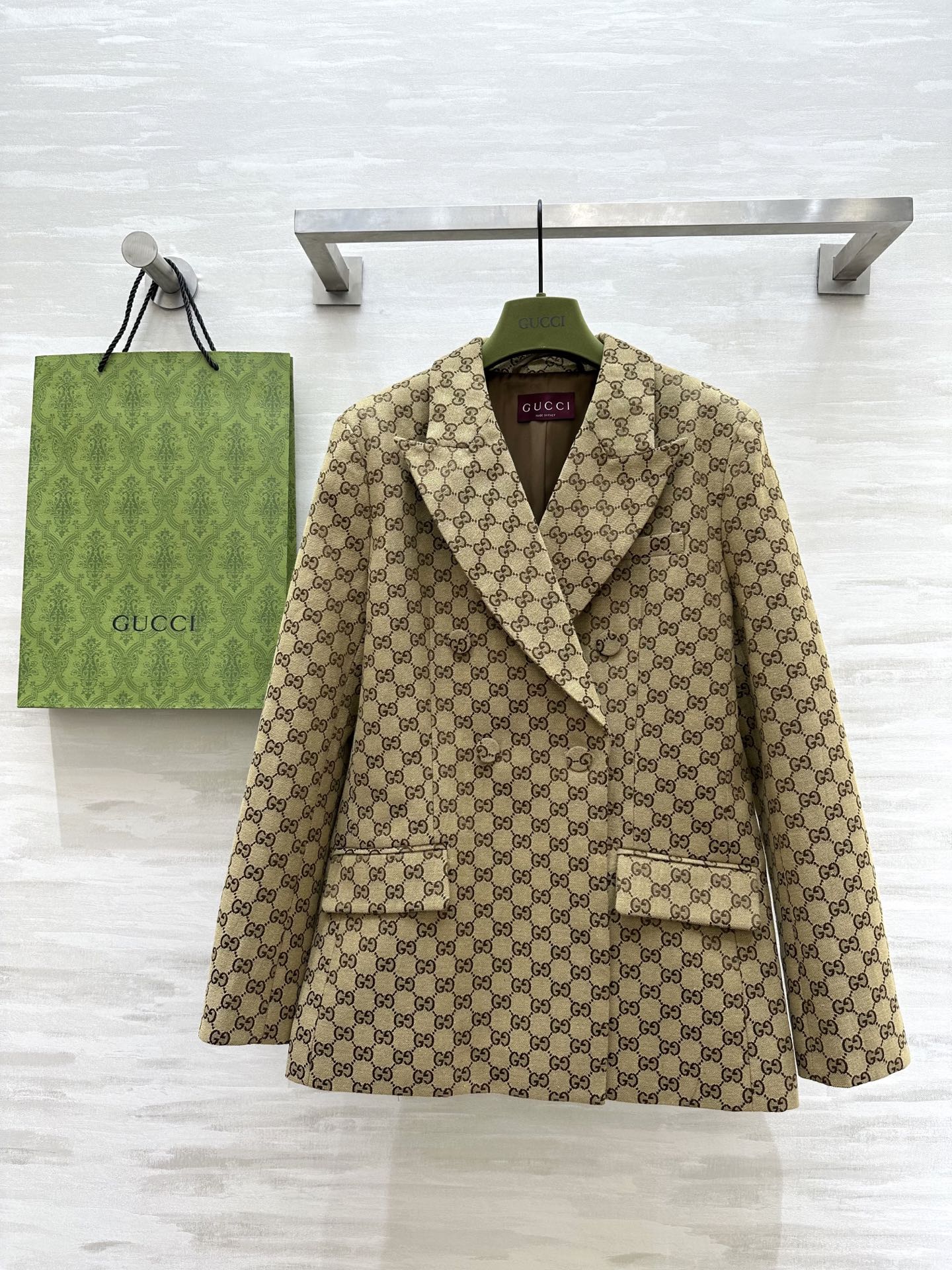 NO:314310,#Gucc early spring new style double G letter jacquard blazer fashionable and atmospheric three-dimensional tailoring custom double G letter fabric high quality spot first-time sizeS/M/L (M size shoulder width 40, bust 84, length 76), gucci, jackets & coats, business suit, alexander wang19860909#Gucc早春新款 双G字母提花西装外套 时髦大气 立体剪裁版型 定制双G字母面料 高品质 现货首发sizeS/M/L（M码肩宽40,胸围84,衣长76）,,gucci,jackets & coats,business suit,alexander wang,Women's clothing