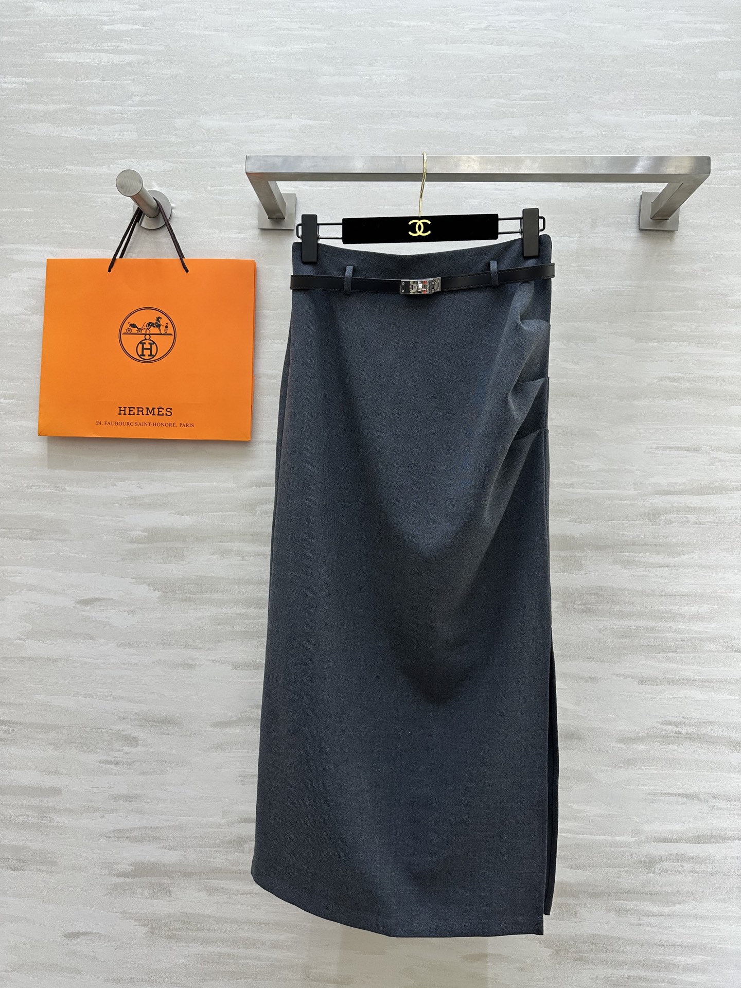 NO:314325,#HERMES hit, classic high-end dress, custom belt at waist, custom light and light suit fabric, good draping, smooth and delicate, minimalist design, full of high-end, three-dimensional tailoring style, very slim, strong inclusive, versatile and fashionable style, high-quality customization, spot first-time sizeS/M/L/XL (M size waist 70, skirt length 80),, hermes, skirts, alexander wang19860909#HERMES爆款 经典高级西裙 腰部定制腰带搭配 定制轻薄西服面料 垂坠感很好 顺滑细腻 极简设计 高级感十足 立体剪裁版型非常显瘦 包容性很强 百搭时髦款 高品质定制 现货首发sizeS/M/L/XL（M码腰围70,裙长80）,,hermes,skirts,alexander wang,Women's clothing