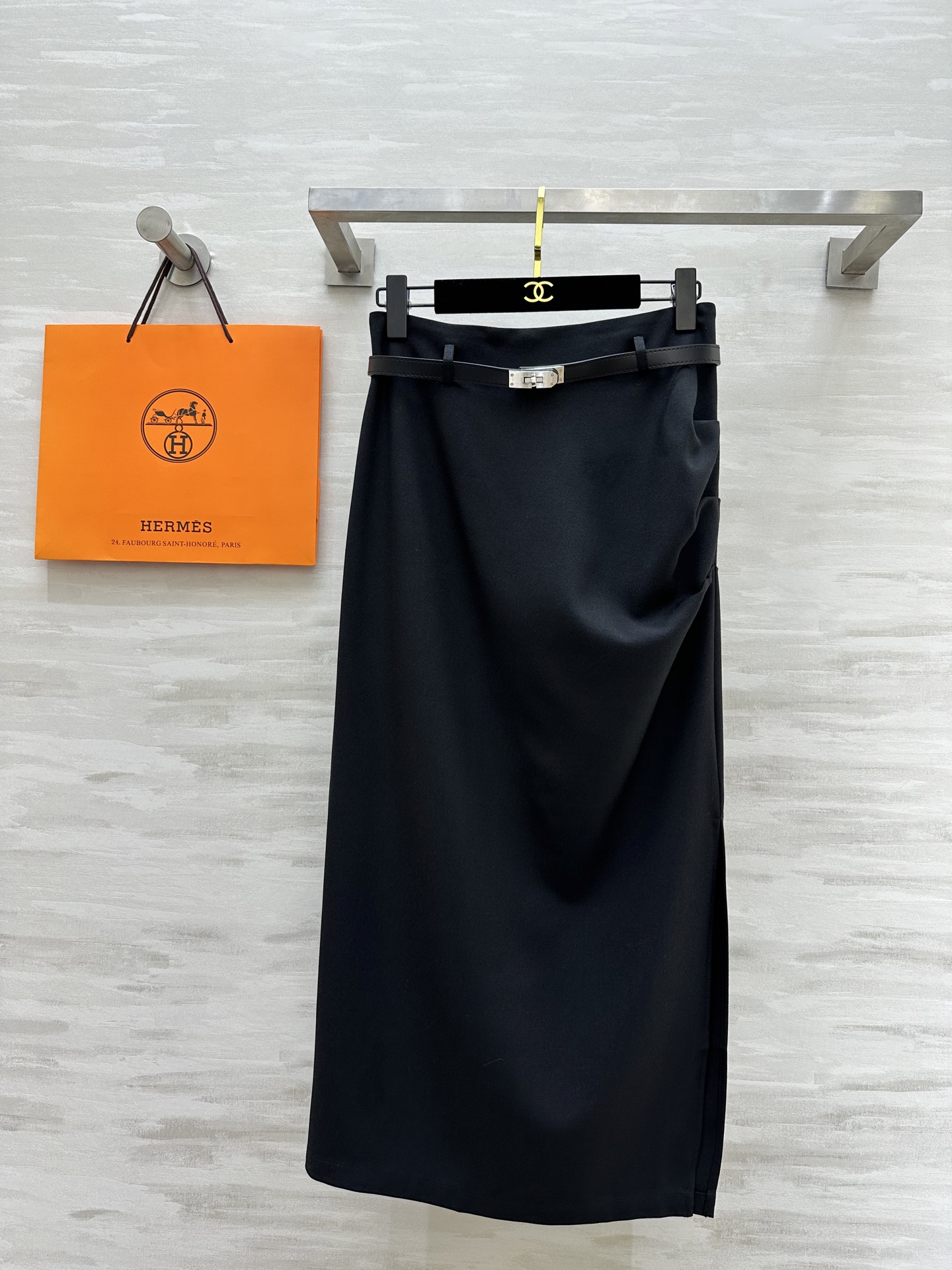 NO:314328,#HERMES hit, classic high-end dress, custom belt at waist, custom light and light suit fabric, good draping, smooth and delicate, minimalist design, full of high-end, three-dimensional tailoring style, very slim, strong inclusive, versatile and fashionable style, high-quality customization, spot first-time sizeS/M/L/XL (M size waist 70, skirt length 80),, hermes, skirts, alexander wang19860909#HERMES爆款 经典高级西裙 腰部定制腰带搭配 定制轻薄西服面料 垂坠感很好 顺滑细腻 极简设计 高级感十足 立体剪裁版型非常显瘦 包容性很强 百搭时髦款 高品质定制 现货首发sizeS/M/L/XL（M码腰围70,裙长80）,,hermes,skirts,alexander wang,Women's clothing