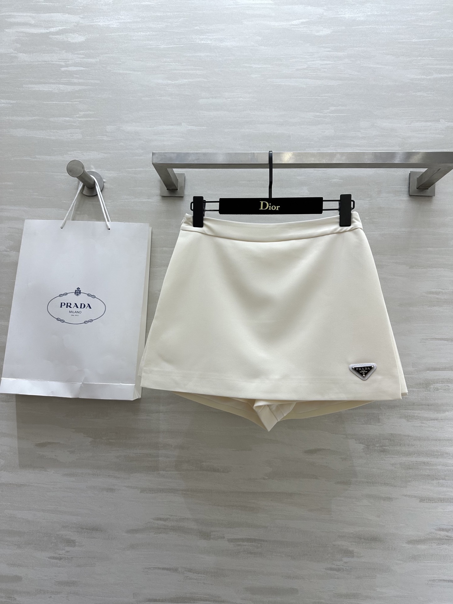 NO:314340,#Prad spring and summer new trousers, playful and fashionable, inner anti-exposure safety pants design, three-dimensional tailoring, high-quality customization, spot first-time sizeS/M/L/XL (M size waist 72, hip 85, clothing length 36),,prada, skirts,alexander wang19860909#Prad春夏新款裤裙 俏皮时髦 内里防走光安全裤设计 立体剪裁版型 高品质定制 现货首发sizeS/M/L/XL（M码腰围72,臀围85,衣长36）,,prada,skirts,alexander wang,Women's clothing