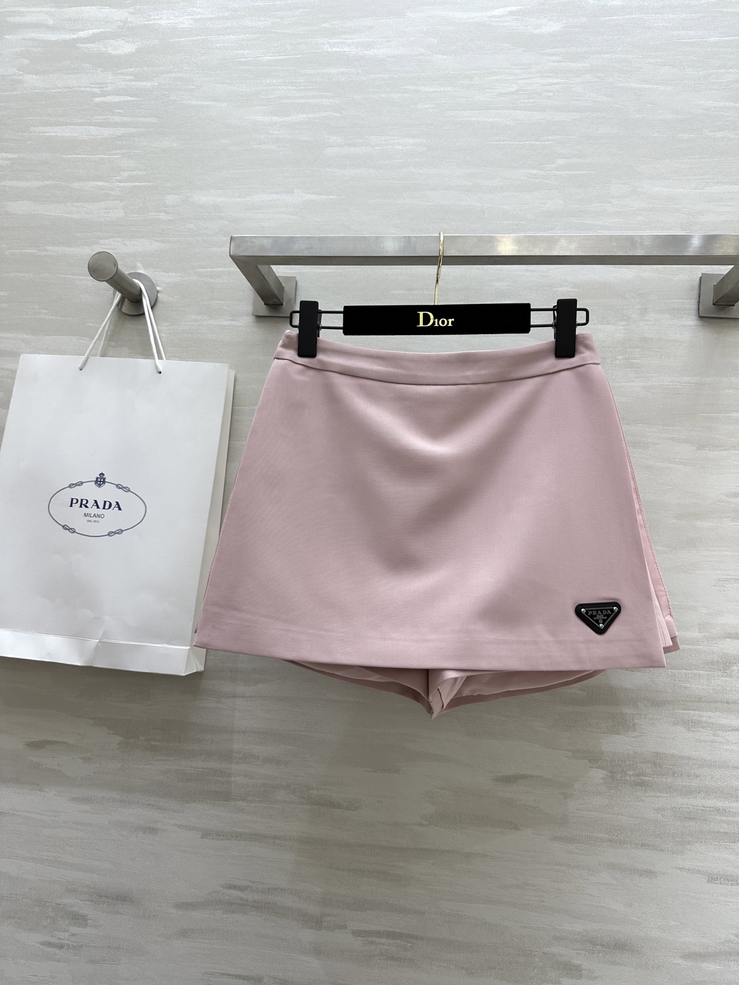 NO:320500,#Prad spring and summer new style trousers playful and fashionable inner anti-exposure safety pants design three-dimensional tailoring style high-quality customization spot first-time sizeS/M/L/XL (M size waist 72, hip 85, clothing length 36) 598949,,prada, skirts,alexander wang19860909#Prad春夏新款裤裙 俏皮时髦 内里防走光安全裤设计 立体剪裁版型 高品质定制 现货首发sizeS/M/L/XL（M码腰围72,臀围85,衣长36）598949,,prada,skirts,alexander wang,Women's clothing