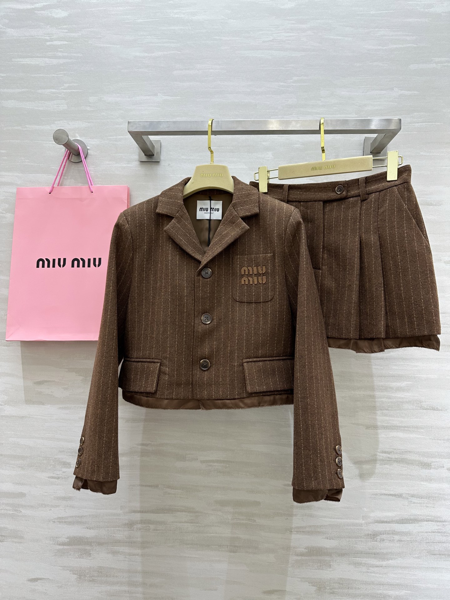 NO:314333,#Miumi early spring new style pinstripe wool suit fake two-piece splicing design skirt with playful and lively skirt inner anti-exposure safety pants design Customized wool striped fabric full texture high quality spot first-time sizeS/M/L (M size shoulder width 38, bust 96, 53, skirt waist 72, skirt length 36, miumiu, skirt 3kirts, alexander wang19860909#Miumi早春新款 细条纹羊毛套装 假两件拼接设计 半裙搭配俏皮活泼 半裙内里防走光安全裤设计 定制羊毛条纹面料质感十足 高品质 现货首发sizeS/M/L（M码肩宽38,胸围96,衣长53,半裙腰围72,裙长36,,miumiu,skirts,alexander wang,Women's clothing