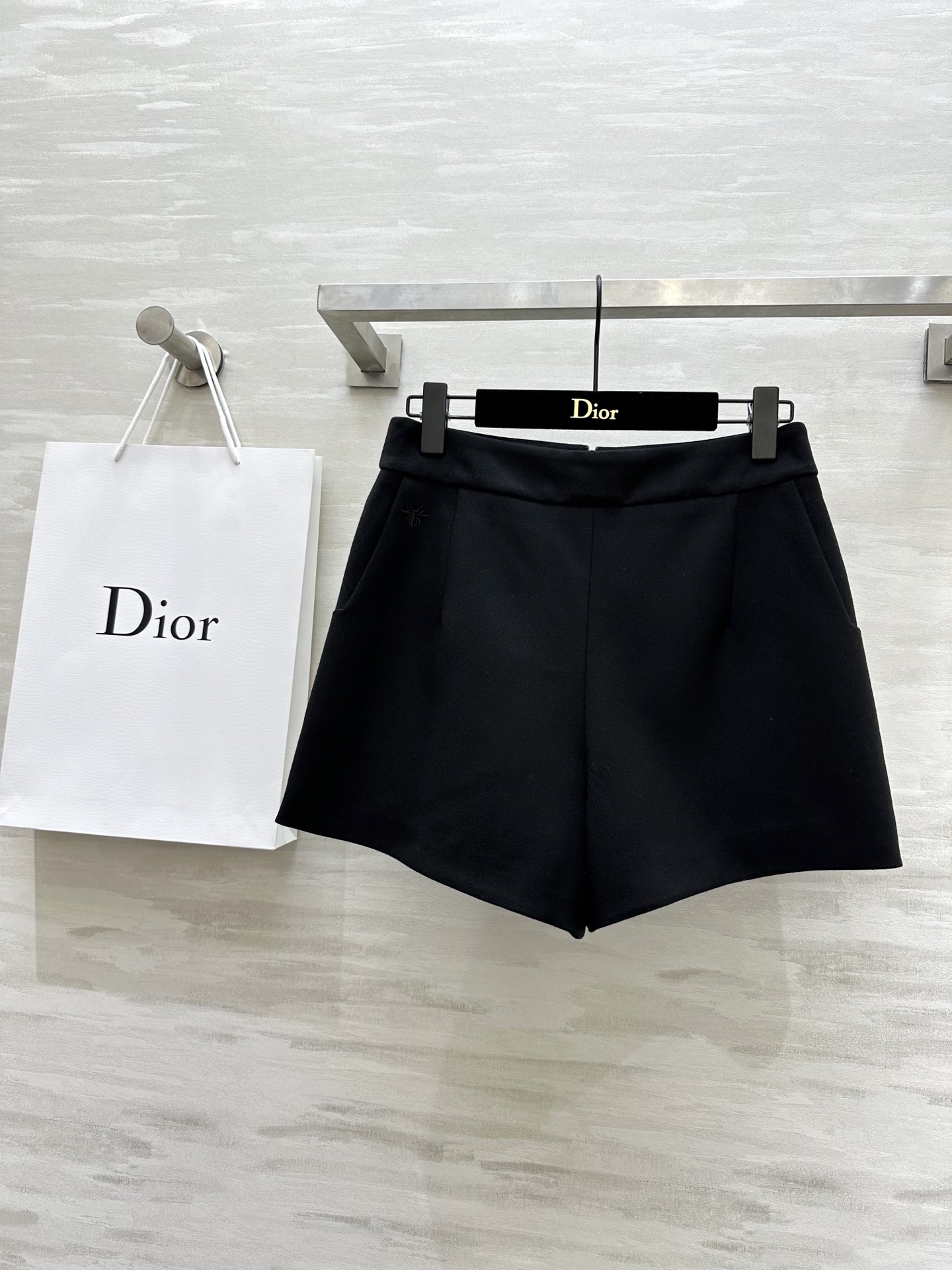 NO:315003,#DIO new style bee embroidered wool shorts super invincible pants style, elegant upper body, slim, customized wool fabric skin-friendly and comfortable, high quality, stock size36/38/40 (36 size waist circumference 64, hip circumference 92, pants length 34),,dior, shorts,alexander wang19860909#DIO新款 蜜蜂刺绣羊毛短裤 超级无敌好裤型 上身大气显瘦 定制羊毛面料亲肤舒适 高品质 现货供应size36/38/40（36码腰围64,臀围92,裤长34）,,dior,shorts,alexander wang,Women's clothing