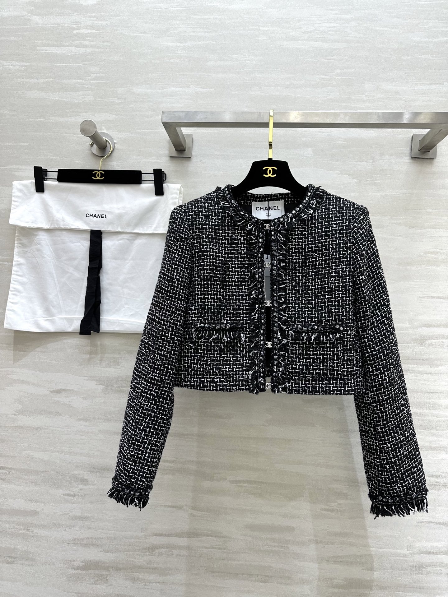 NO:315001,#Chane early spring new style black and white woven soft tweed jacket heavy-duty handmade tassel edge embellishment exquisite mold-opening small incense diamond buckle high quality spot first-time size36/38/40 (38 size shoulder width 36, bust 100, length 46), chanel, jackets & coats, alexander wang19860909#Chane早春新款 黑白编织软花呢外套 重工手工流苏边点缀 精致开模小香钻扣 高品质 现货首发size36/38/40（38码肩宽36,胸围100,衣长46）,,chanel,jackets & coats,alexander wang,Women's clothing