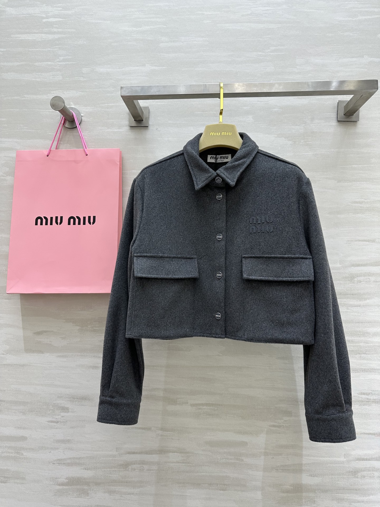 NO:314983,#Miumi early spring new wool lapel short jacket Customized wool woolen fabric Well-behaved lapel design Short playful and lively High quality Spot first-time sizeS/M/L (M size shoulder width 40, bust 94, 49, miumiu, jackets & coats, alexander wang19860909#Miumi早春新款 羊毛翻领短款外套 定制羊毛呢面料 乖巧翻领设计 短款俏皮灵动 高品质 现货首发sizeS/M/L（M码肩宽40,胸围94,衣长49,,miumiu,jackets & coats,alexander wang,Women's clothing