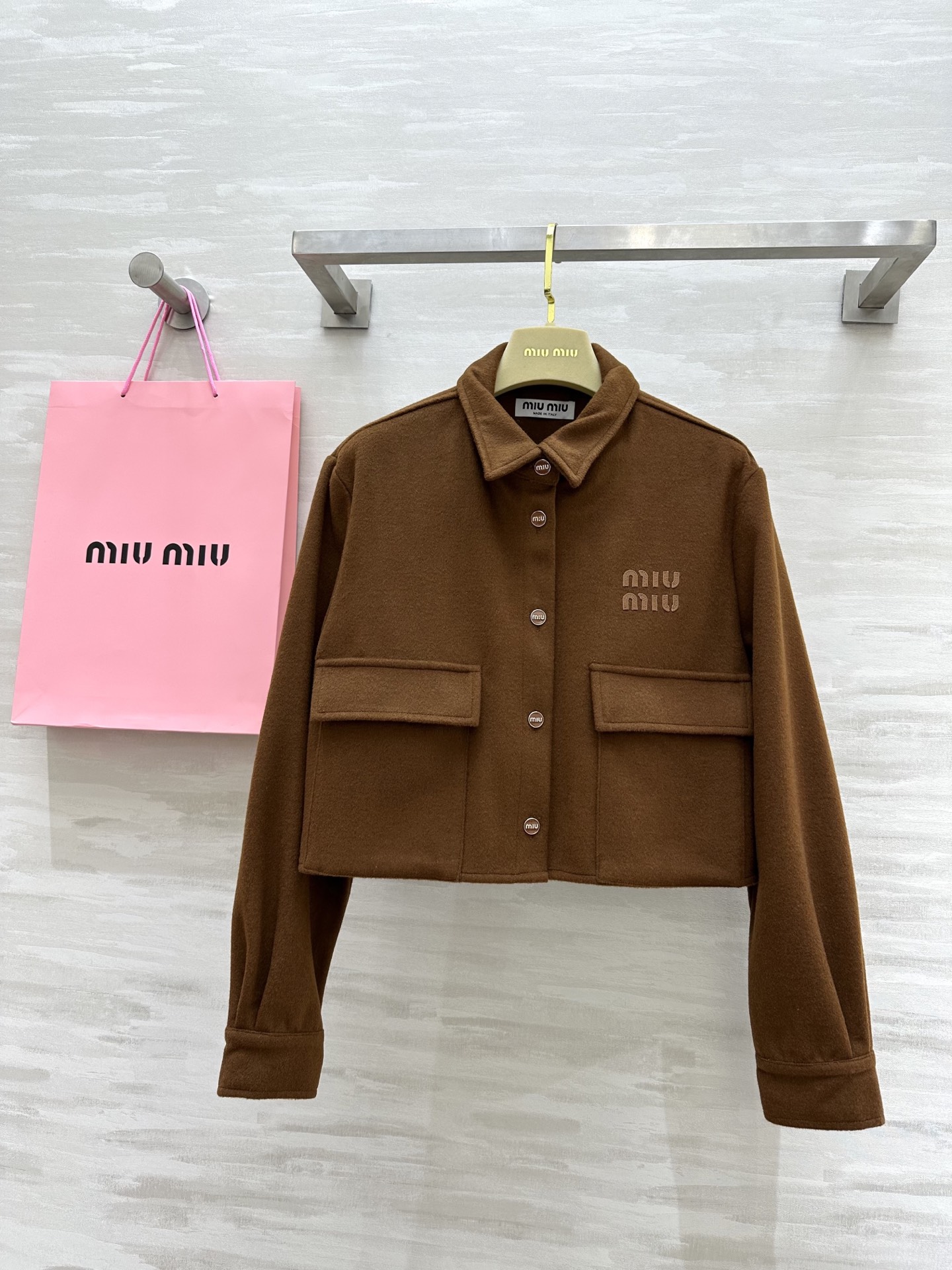 NO:314977,#Miumi early spring new wool lapel short jacket Customized wool woolen fabric Well-behaved lapel design Short playful and lively High quality Spot first-time sizeS/M/L (M size shoulder width 40, bust 94, garment length 49), miumiu, jackets & coats, alexander wang19860909#Miumi早春新款 羊毛翻领短款外套 定制羊毛呢面料 乖巧翻领设计 短款俏皮灵动 高品质 现货首发sizeS/M/L（M码肩宽40,胸围94,衣长49）,,miumiu,jackets & coats,alexander wang,Women's clothing