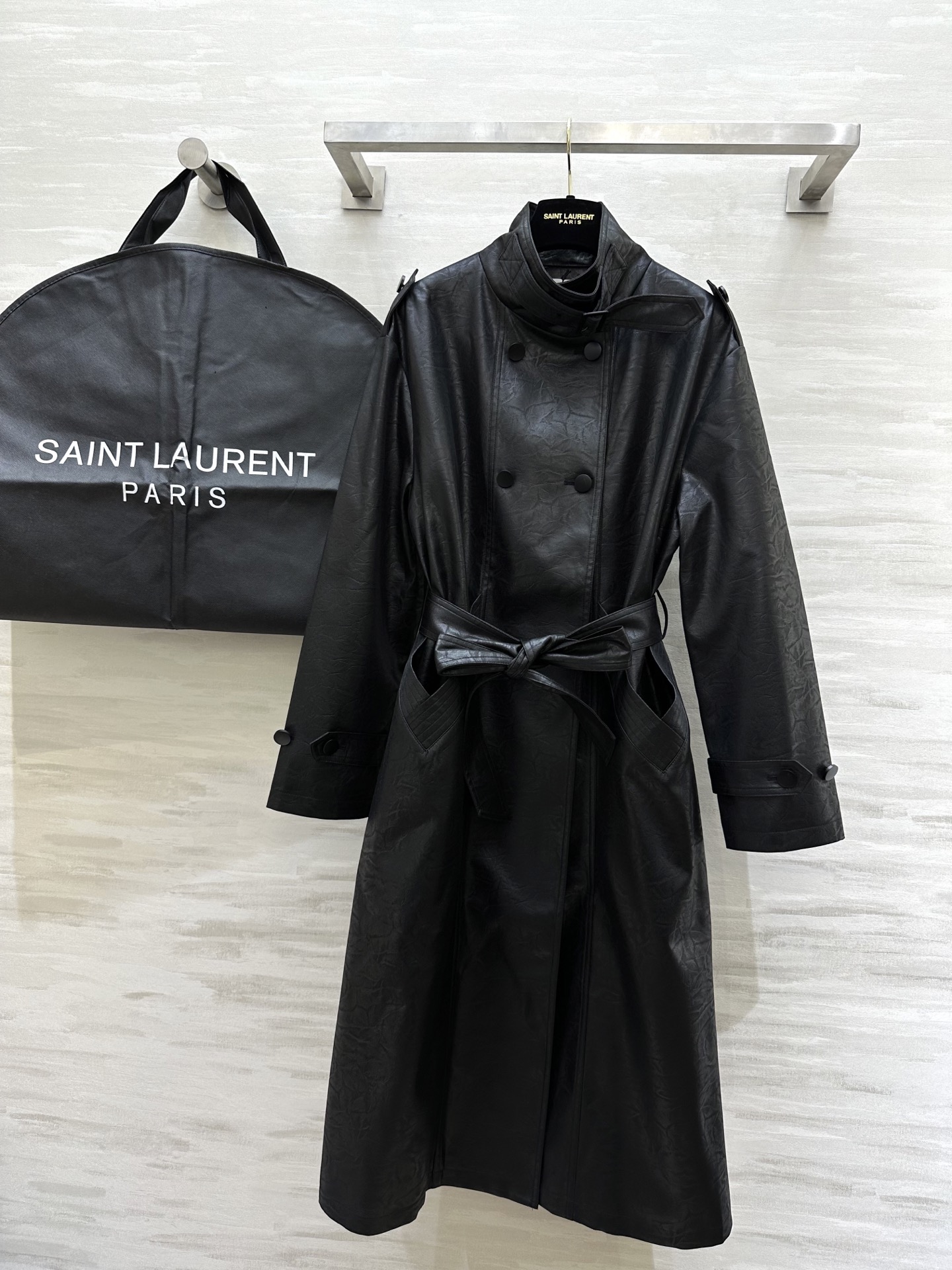 NO:315721,#ysl early spring new environmentally friendly leather pleated long windbreaker, three-dimensional tailoring style, cool and neat upper body, huge fashionable and fashionable, high-quality customization, spot first-time sizeS/M/L (M size shoulder width 48, bust 112, length 112),,saint laurent,alexander wang19860909#ysl早春新款环保皮褶皱长款风衣 立体剪裁版型上身酷飒利落 巨巨巨时髦洋气 高品质定制 现货首发sizeS/M/L（M码肩宽48,胸围112,衣长112）,,saint laurent,alexander wang,Women's clothing
