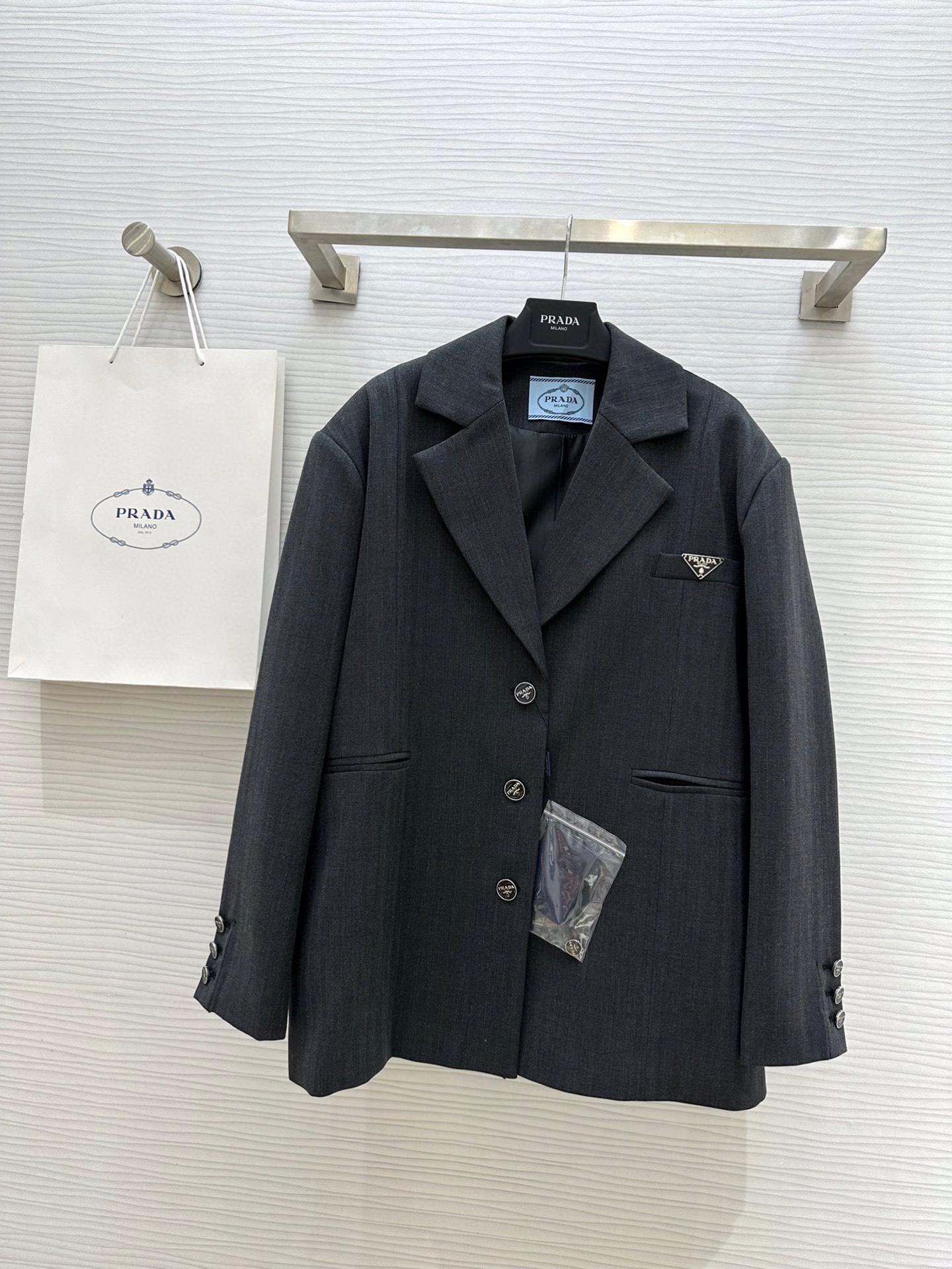 NO:315733,#Prad Spring and Summer New Style Classic Triangle Decorative Silhouette Suit Jacket Fashionable and Premium Open-Model Customized Logo Button Full of Details Three-dimensional Cut and Atmospheric Modern High-quality Customized Spot First-time SizeS/M/L (Size S Shoulder Width 50, Bust 122, Clothes Length 74), Prada, Jackets & Coats, Business Suit, Alexander Wang19860909#Prad春夏新款 经典三角标装饰廓形西装外套 时髦高级 开模定制logo纽扣细节感满满 立体剪裁大气摩登 高品质定制 现货首发sizeS/M/L（S码肩宽50,胸围122,衣长74）,,prada,jackets & coats,business suit,alexander wang,Women's clothing