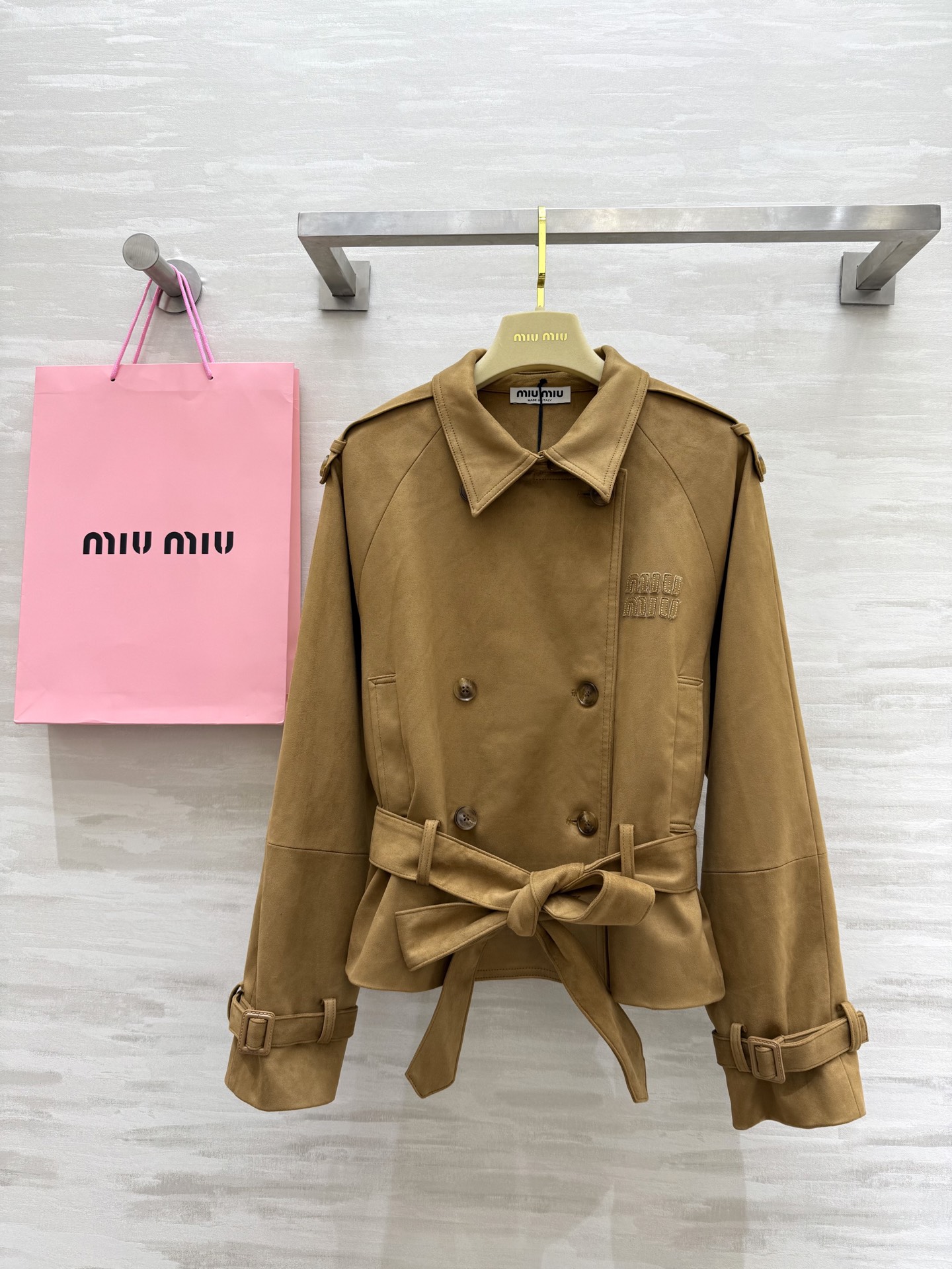 NO:315731,#Miumi early spring new suede lapel short windbreaker jacket with front logo letter embroidery embroidery High quality customization Spot first-time sizeS/M/L (M size bust 104, 64 length), Miumiu, jackets & coats,chamois leather,alexander wang19860909#Miumi早春新款 麂皮绒翻领短款风衣外套 前襟logo字母刺绣点缀 高品质定制 现货首发sizeS/M/L（M码胸围104,衣长64）,,miumiu,jackets & coats,chamois leather,alexander wang,Women's clothing