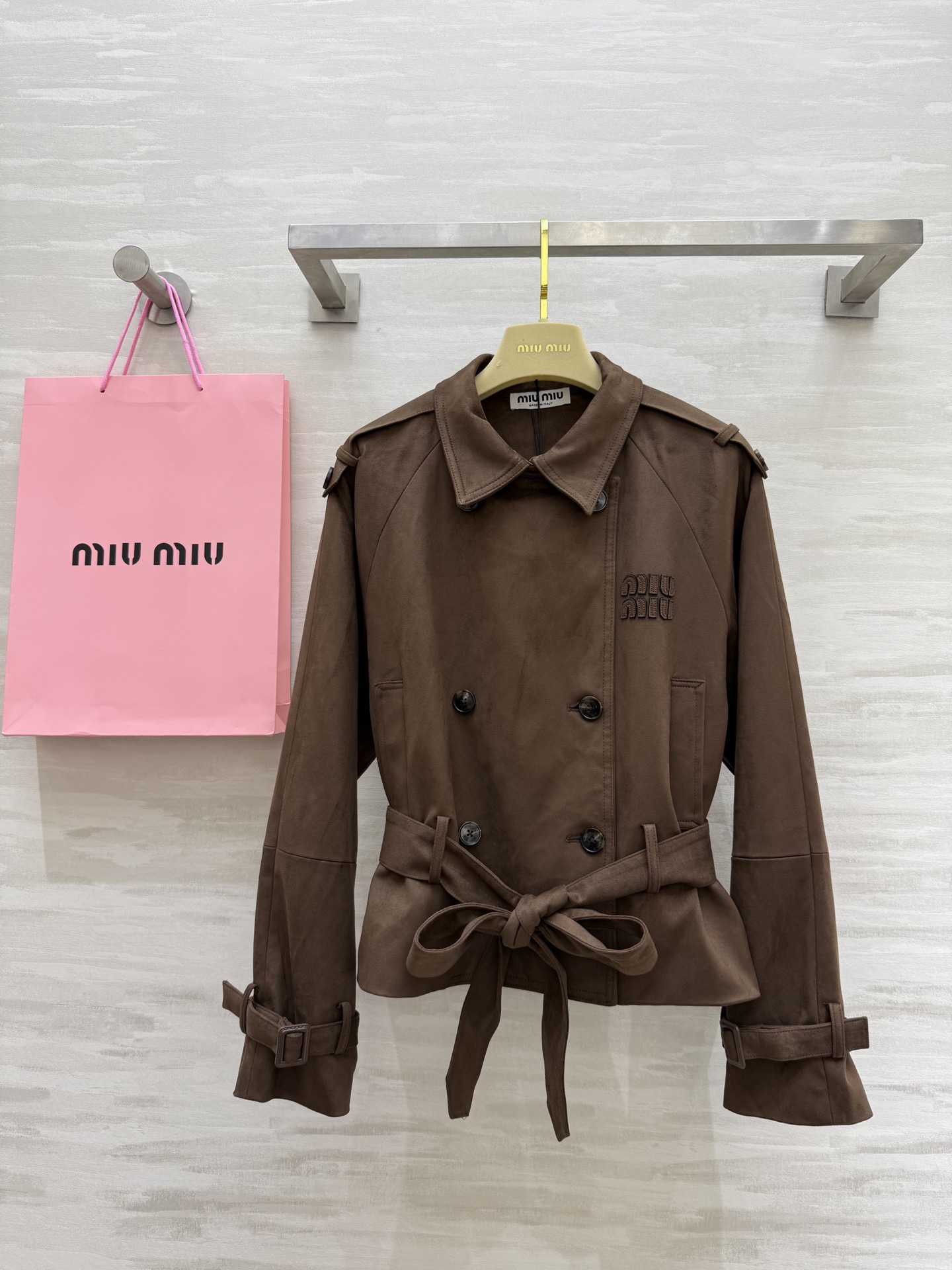 NO:315760,#Miumi early spring new suede lapel short windbreaker jacket with front logo letter embroidery embroidery High quality customization Spot first-time sizeS/M/L (M size bust 104, 64 length), Miumiu, jackets & coats,chamois leather,alexander wang19860909#Miumi早春新款 麂皮绒翻领短款风衣外套 前襟logo字母刺绣点缀 高品质定制 现货首发sizeS/M/L（M码胸围104,衣长64）,,miumiu,jackets & coats,chamois leather,alexander wang,Women's clothing