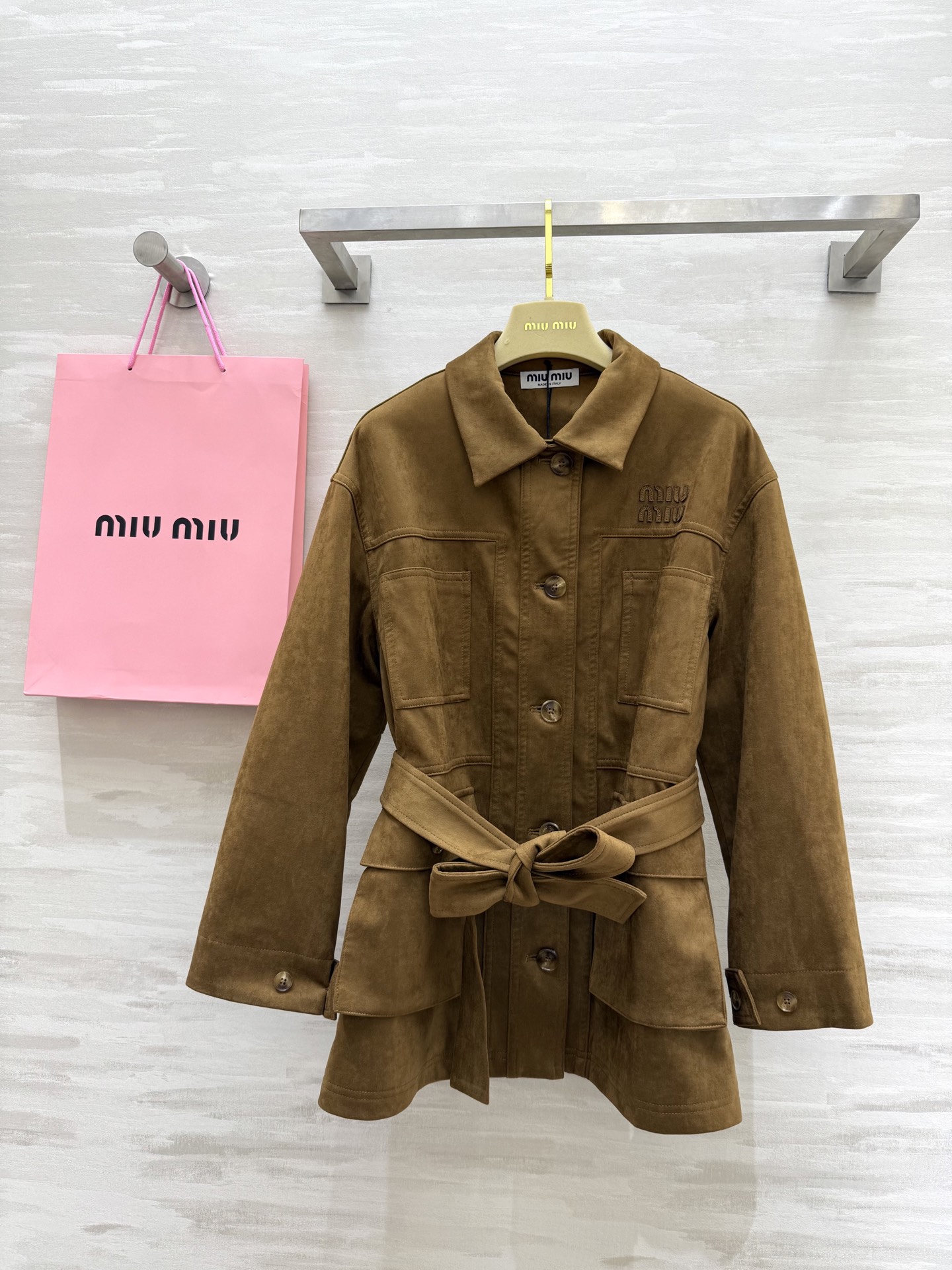 NO:315720,#Miumi early spring new suede lapel windbreaker jacket front logo letter embroidery embroidery High quality customization Spot first-time sizeS/M/L (M size shoulder width 48, bust 110, length 79, miumiu, jackets & coats,chamois leather,alexander wang19860909#Miumi早春新款 麂皮绒翻领风衣外套 前襟logo字母刺绣点缀 高品质定制 现货首发sizeS/M/L（M码肩宽48,胸围110,衣长79,,miumiu,jackets & coats,chamois leather,alexander wang,Women's clothing