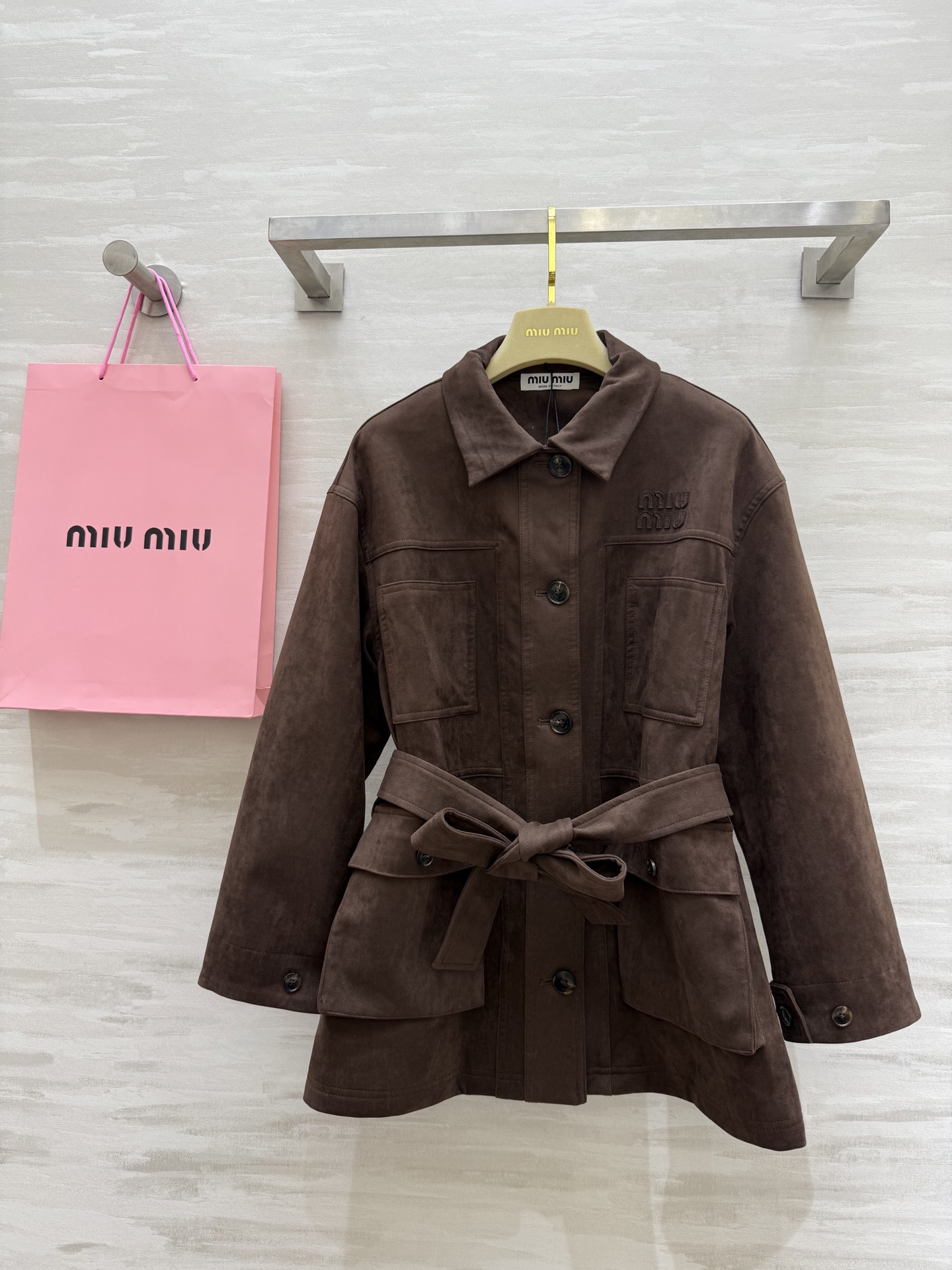 NO:315726,#Miumi early spring new suede lapel windbreaker jacket front logo letter embroidery embroidery High quality customization Spot first-time sizeS/M/L (M size shoulder width 48, bust 110, length 79, miumiu, jackets & coats,chamois leather,alexander wang19860909#Miumi早春新款 麂皮绒翻领风衣外套 前襟logo字母刺绣点缀 高品质定制 现货首发sizeS/M/L（M码肩宽48,胸围110,衣长79,,miumiu,jackets & coats,chamois leather,alexander wang,Women's clothing