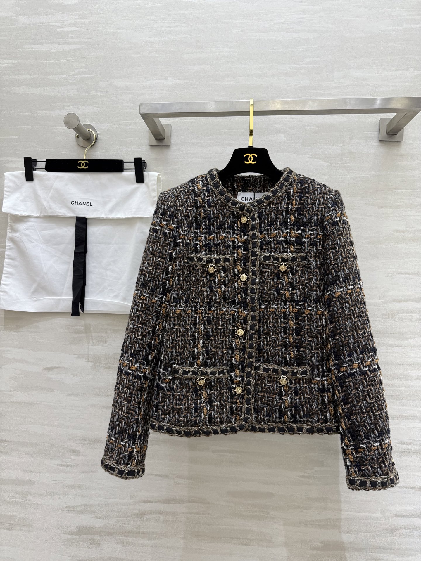 NO:315736,#Chane hot product, retro tweed jacket, French elegant style, customized woven webbing in the same color, elegant upper body temperament, three-dimensional and body shape modification, wearability for many occasions, a bit sweet and a bit cool, super white color, whoever wears it looks good!  sizeS/M/L (M size shoulder width 35, bust 90, clothing length 59), Chanel, jackets & coats, alexander wang19860909#Chane爆款 复古粗花呢外套 法式优雅风 同色系定制编织织带 上身气质高雅 立体又修饰身形 多场合可穿性 有点小甜美也有点酷酷的 超级显白的颜色 谁穿谁好看！sizeS/M/L（M码肩宽35,胸围90,衣长59）,,chanel,jackets & coats,alexander wang,Women's clothing