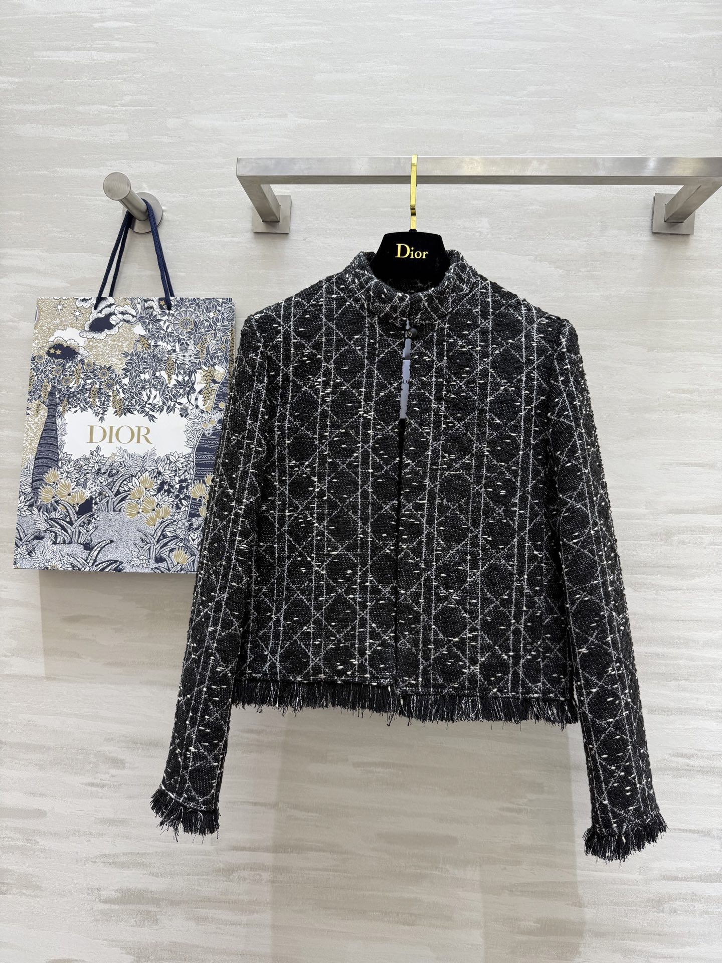 NO:322395,#Dio Early Spring New Diamond Wool Tassel Edge Jacket Customized Wool Diamond Wool Luxury High-end Customized CD Buckle Heavy Industries Tassel Edge Design High Quality Spot First-time Size36/38/40 (38 sizes shoulder width 36, bust 96, 55 length), Dior, Jackets & coats, alexander wang19860909#Dio早春新款 菱格羊毛流苏边外套 定制羊毛菱格面料奢华高级 定制CD扣 重工流苏边设计 高品质 现货首发size36/38/40（38码肩宽36,胸围96,衣长55）,,dior,jackets & coats,alexander wang,Women's clothing