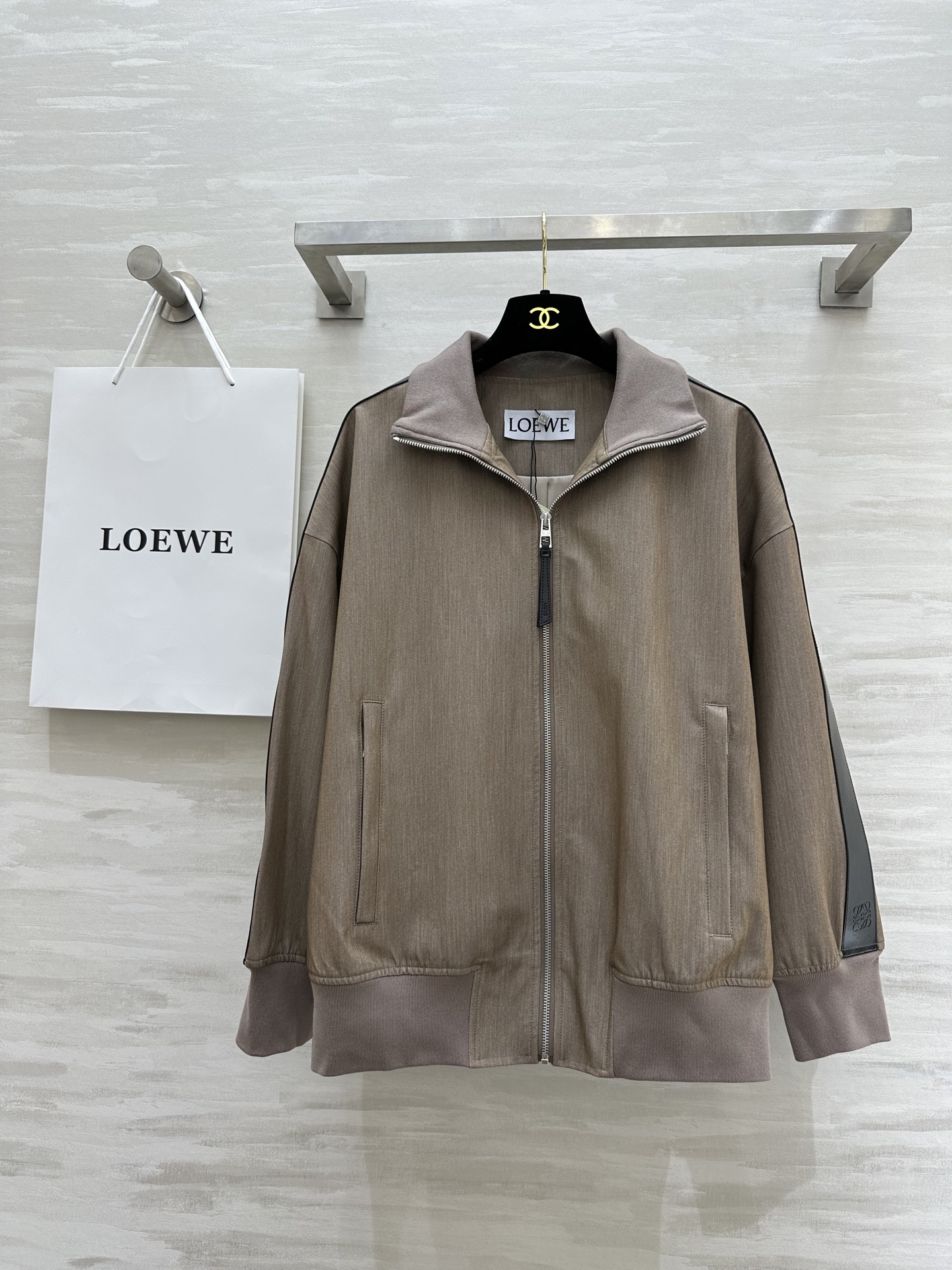 NO:316270,#Loew early spring new style stand collar baseball uniform jacket high quality spot first-time sizeS/M/L (M size shoulder width 58, bust 120, length 73), loewe, jackets & coats, alexander wang19860909#Loew早春新款 立领棒球服外套 高品质 现货首发sizeS/M/L（M码肩宽58,胸围120,衣长73）,,loewe,jackets & coats,alexander wang,Women's clothing