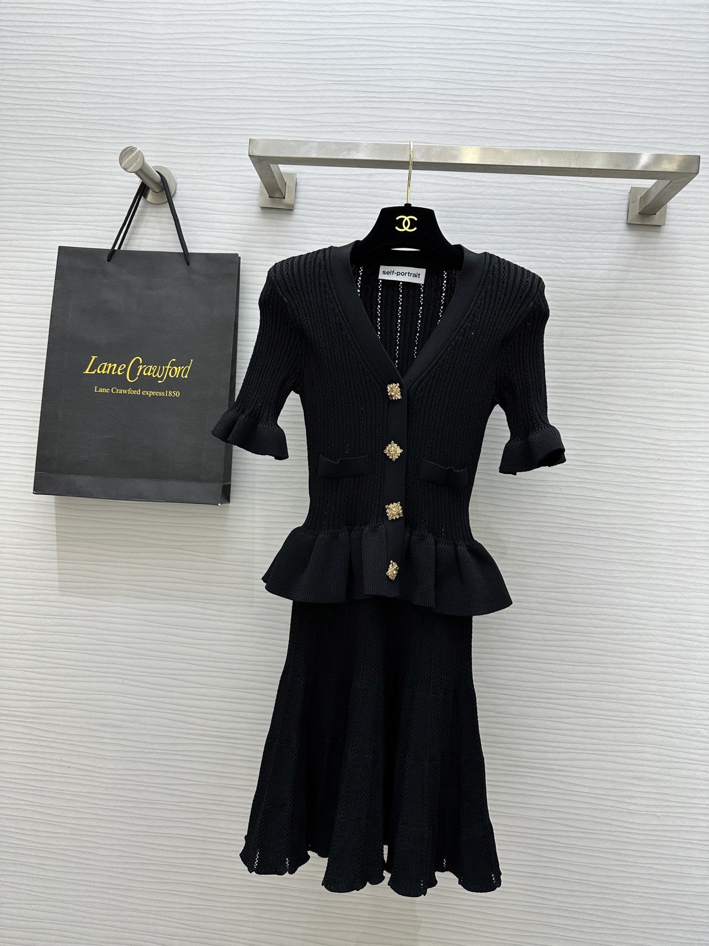 NO:316260,#self-portrai new style black v-neck hollow knit series short-sleeved fake two-piece dress. The waist ruffles are well-layered and exquisite and sweet. Customized gem buttons embellish the luxurious details. The hollow knitted fabric is comfortable on the body and skin. Whether it is dates or parties, birthday parties, daily commuting, the top version. Spot first-time size()xs/s/m (xs size shoulder width 35, bust 68, skirt length 86), skirts, T-shirt, alexander wang19860909#self-portrai新款 黑色v领镂空针织系列短袖假两件连衣裙 腰部荷叶边设计层次分明精致又甜美 定制宝石纽扣点缀打造奢华细节 镂空针织面料上身亲肤舒适 无论约会聚会,生日派对日常通勤都很优雅名媛 顶级版本 现货首发size()xs/s/m（xs码肩宽35,胸围68,裙长86）,,skirts,T-shirt,alexander wang,Women's clothing