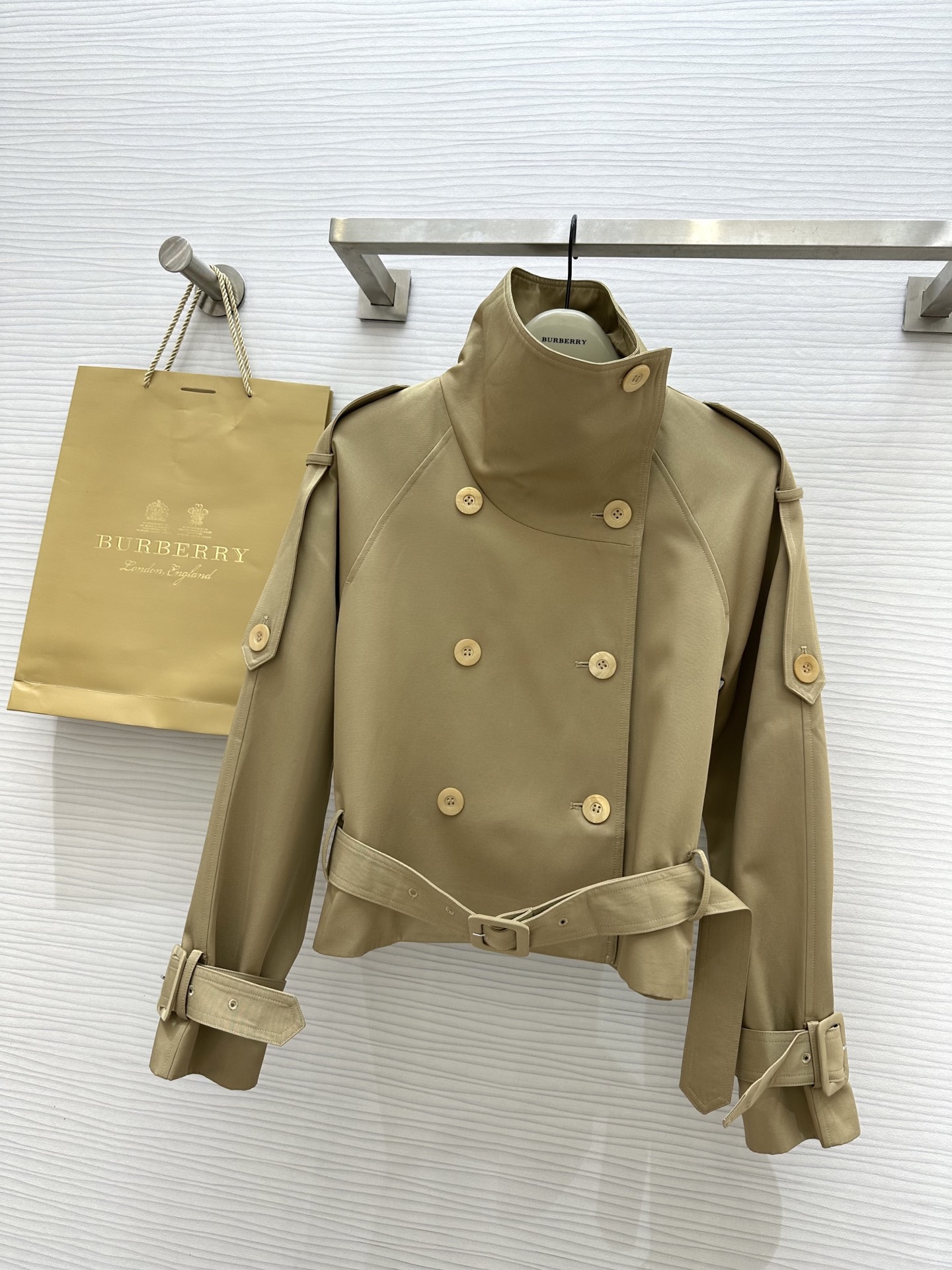 NO:316277,#Burberr new style, stand-up collar design, short windbreaker, waist hem belt adjustable waist design, neat and fashionable, short design raises waistline, easy to make your waist look taller, easy to meet daily and commuter outfits, very high practical wear, high quality customization () spot first-time sizeS/M/L (size s size bust 96, 5 length,,burberry,alexander wang19860909#Burberr新款 立领设计短款风衣 腰部下摆腰带可调节收腰设计 利落时髦 短款设计拉升腰线 轻松显高 轻松满足日常和通勤的穿搭 实穿度非常高 高品质定制() 现货首发sizeS/M/L（s码胸围96,衣长5,,burberry,alexander wang,Women's clothing