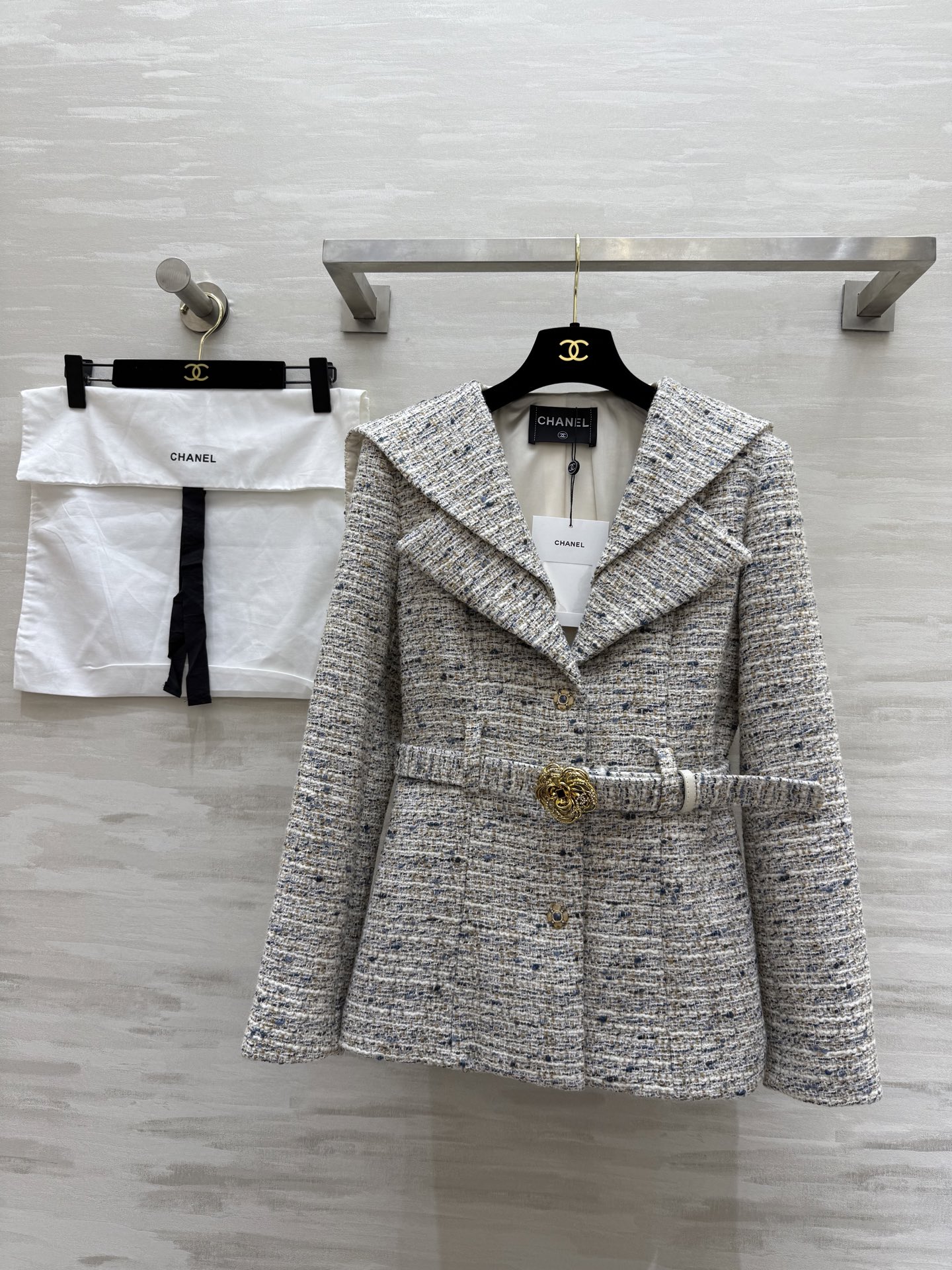 NO:316806,#Chane early spring new style shawl-style soft tweed jacket Custom-made woven fabrics are really high-end!  Shawls with custom belts, exquisite and fashionable, high quality, spot first-time size36/38/40 (M size shoulder width 40, bust 94, length 62), chanel, jackets & coats,shawls,alexander wang19860909#Chane早春新款 披肩式软花呢编织外套 定制编织面料 真的很高级了！披肩做法搭配定制腰带 精致时髦 高品质 现货首发size36/38/40（M码肩宽40, 胸围94,衣长62）,,chanel,jackets & coats,shawls,alexander wang,Women's clothing