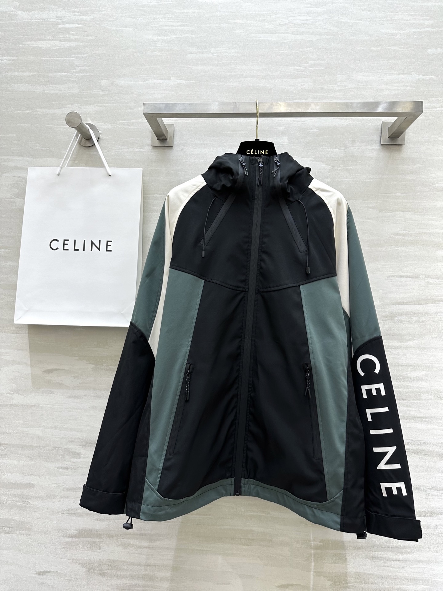 NO:316817,#Celin Spring and Summer New Hooded Contrasted Jacket High Quality Spot First-time SizeS/M/L (M size bust 120, 72 length), celine,hats,alexander wang19860909#Celin春夏新款 连帽撞色冲锋衣 高品质 现货首发sizeS/M/L（M码胸围120,衣长72）,,celine,hats,alexander wang,Women's clothing