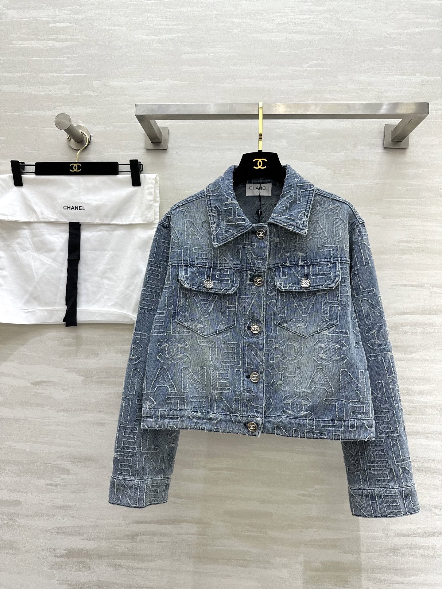 NO:306742,#Chane early spring new style heavy industry flower craft denim jacket high quality spot first size36/38/40 (38 size shoulder width 43, bust 100, length 47), chanel, jackets & coats, alexander wang19860909#Chane早春新款 重工烧花工艺牛仔外套 高品质 现货首发size36/38/40（38码肩宽43,胸围100,衣长47）,,chanel,jackets & coats,alexander wang,Women's clothing