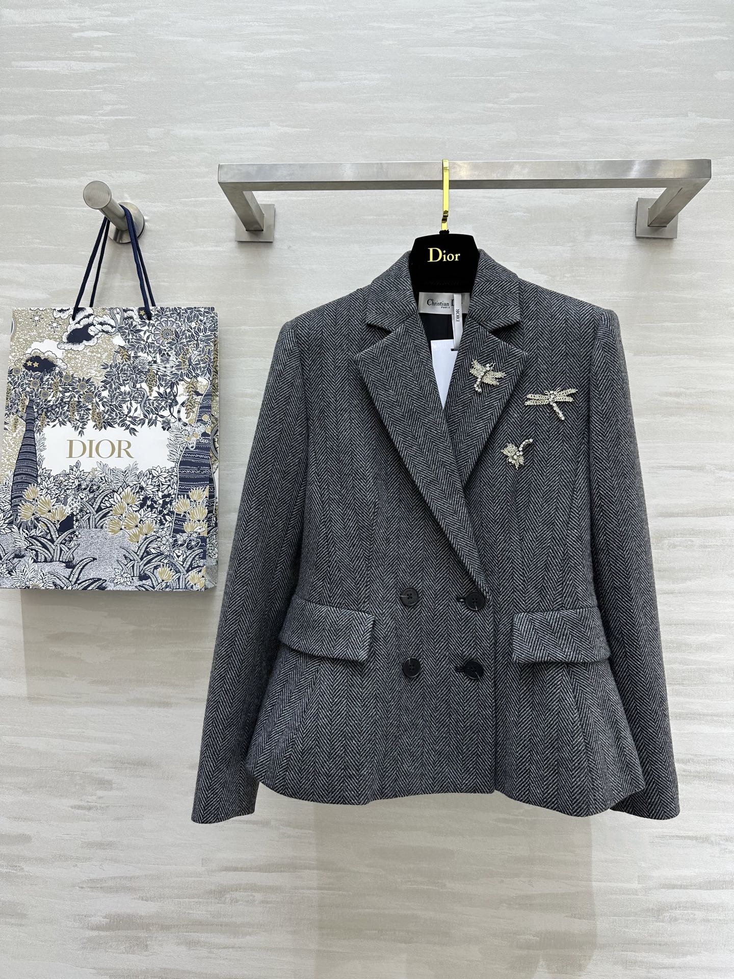 NO:306745,#DIO early spring new style Heavy industry dragonfly embroidered wool herringbone waist-closing suit jacket High quality Spot first-time size36/38/40 (38 size shoulder width 37, bust 92, 58 length), Dior, jackets & coats, business suit, alexander wang19860909#DIO早春新款 重工蜻蜓刺绣羊毛人字纹收腰西装外套 高品质 现货首发size36/38/40（38码肩宽37,胸围92,衣长58）,,dior,jackets & coats,business suit,alexander wang,Women's clothing