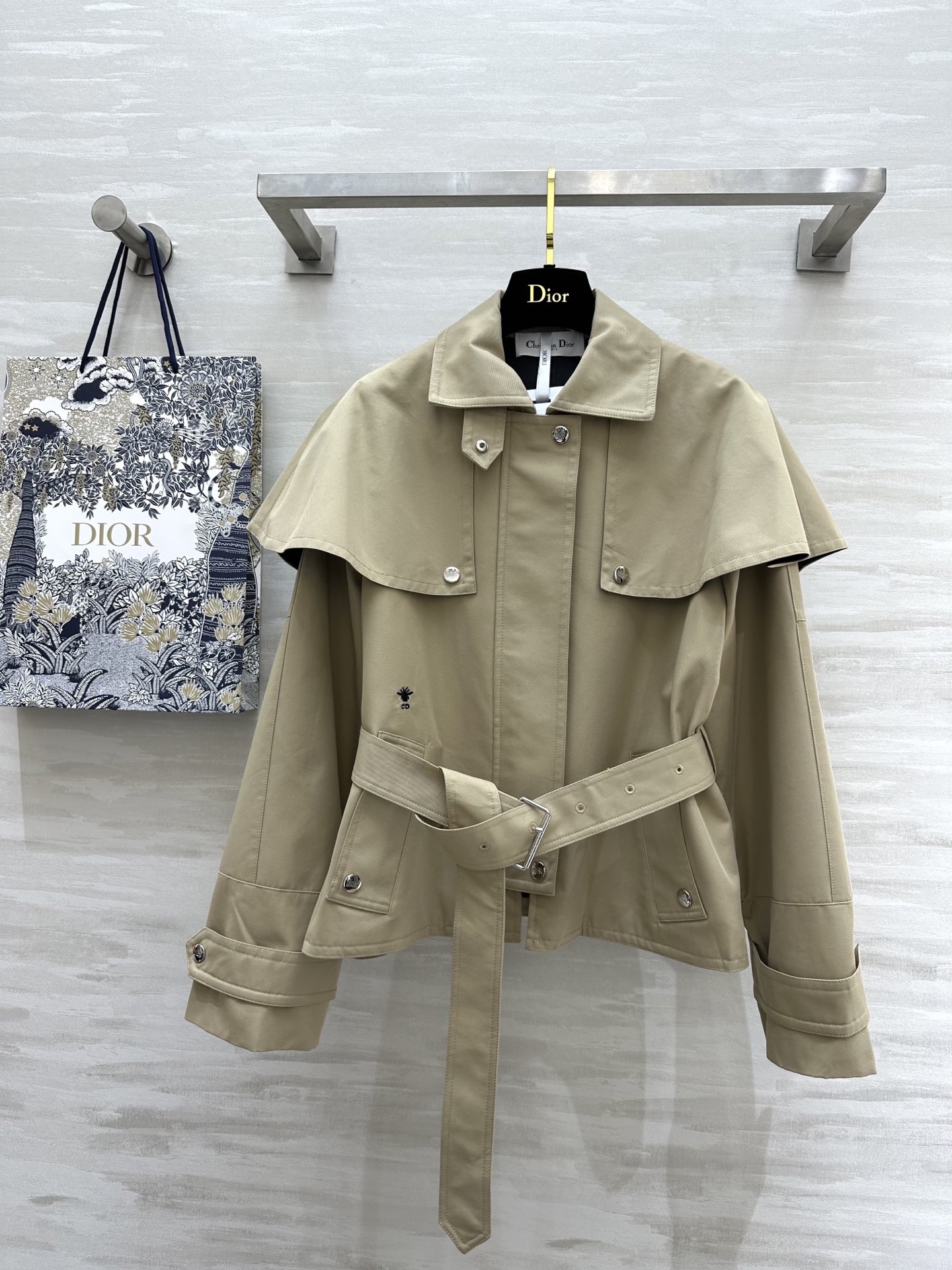 NO:306766,#DIO early spring new style shawl style short windbreaker high quality spot first-time size36/38/40 (38 size shoulder width 39, bust 110, length 57), dior,shawls,alexander wang19860909#DIO早春新款 披肩式短款风衣 高品质 现货首发size36/38/40（38码肩宽39,胸围110,衣长57）,,dior,shawls,alexander wang,Women's clothing