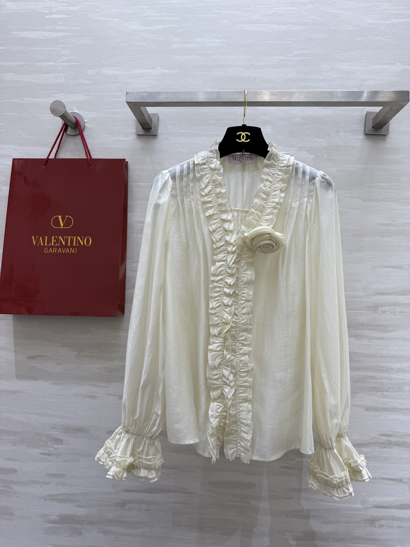 NO:306772,#VALENTIN new style floral shirt custom Tennis fabric skin-friendly and comfortable, pleated lace embellishments sweet and elegant, elegant temperament, three-dimensional tailoring style very high-quality customization spot first-time sizeS/M/L (Size S shoulder width 32, bust 106, 65, valentino, alexander wang19860909#VALENTIN新款 花朵衬衣 定制天丝面料亲肤舒适 褶皱花边点缀甜美优雅 气质高雅 立体剪裁版型非常高级 高品质定制 现货首发sizeS/M/L（S码肩宽32,胸围106,衣长65,,valentino,alexander wang,Women's clothing